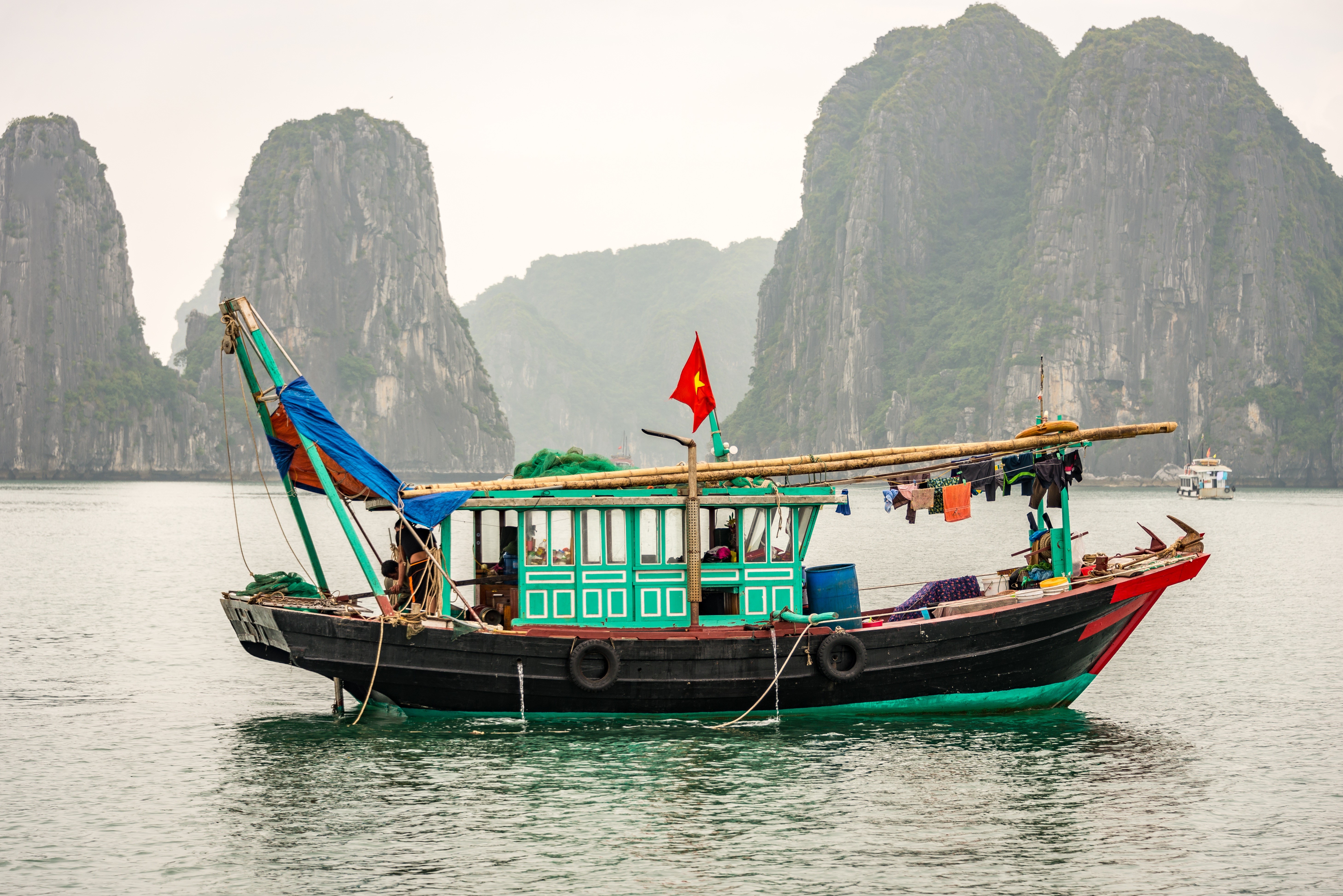 Fishing boat in Ha Long Bay, Vietnam HD Wallpaper