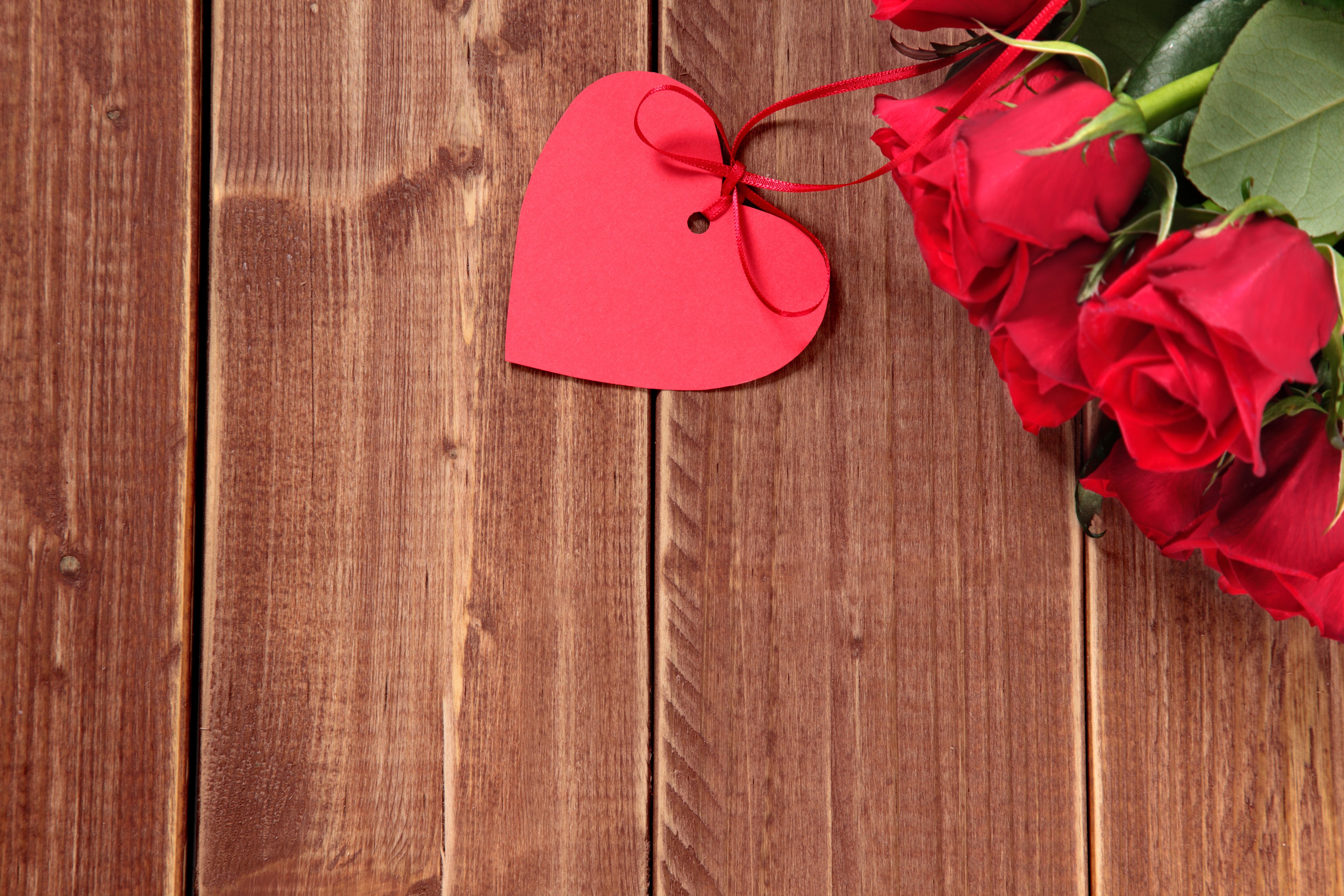 Red Roses and Heart Tag on Wood Planks HD Wallpaper