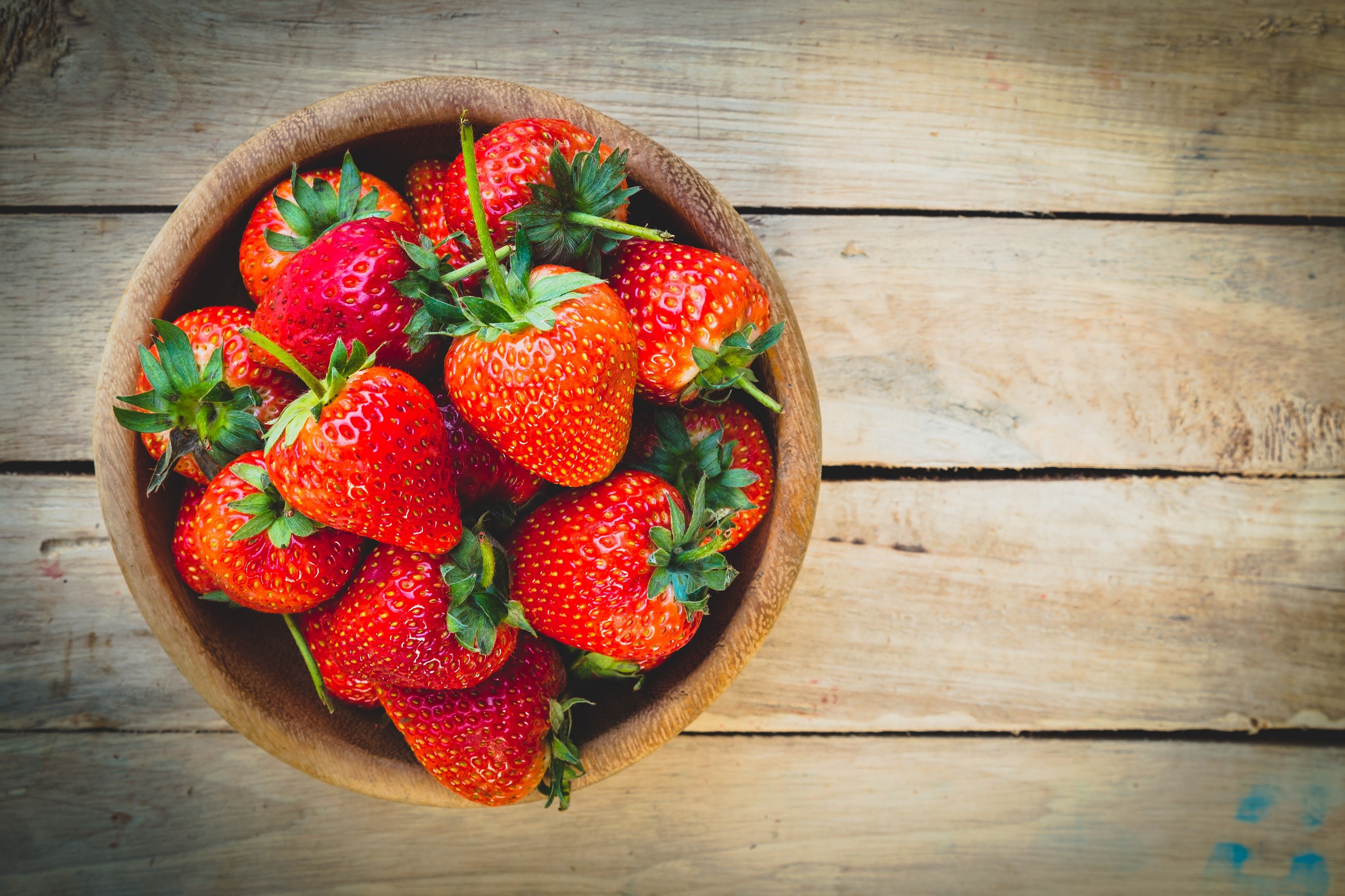 Bowl of strawberries on wooden planks HD Wallpaper