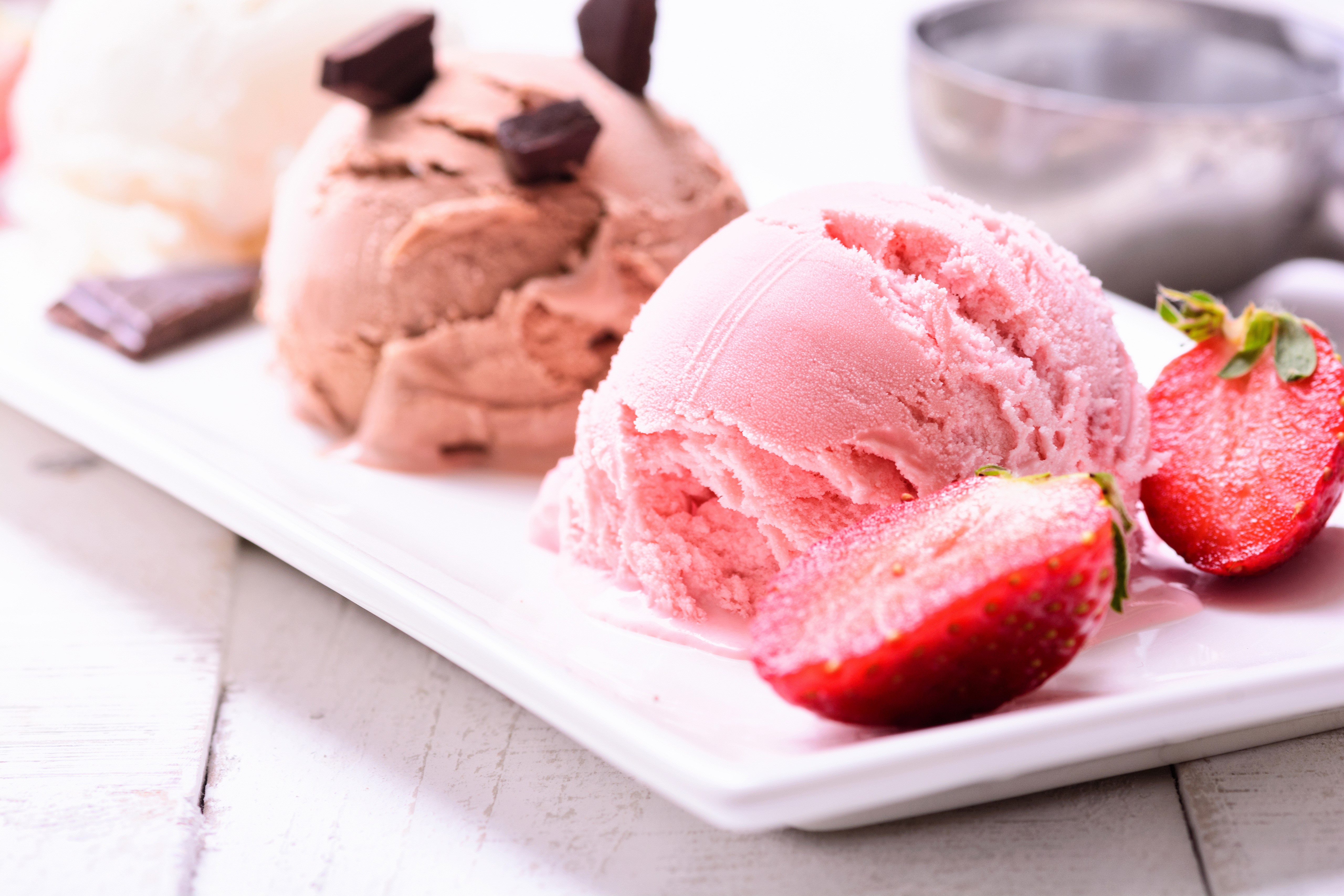 Ice cream scoops with strawberries and chocolate HD Wallpaper