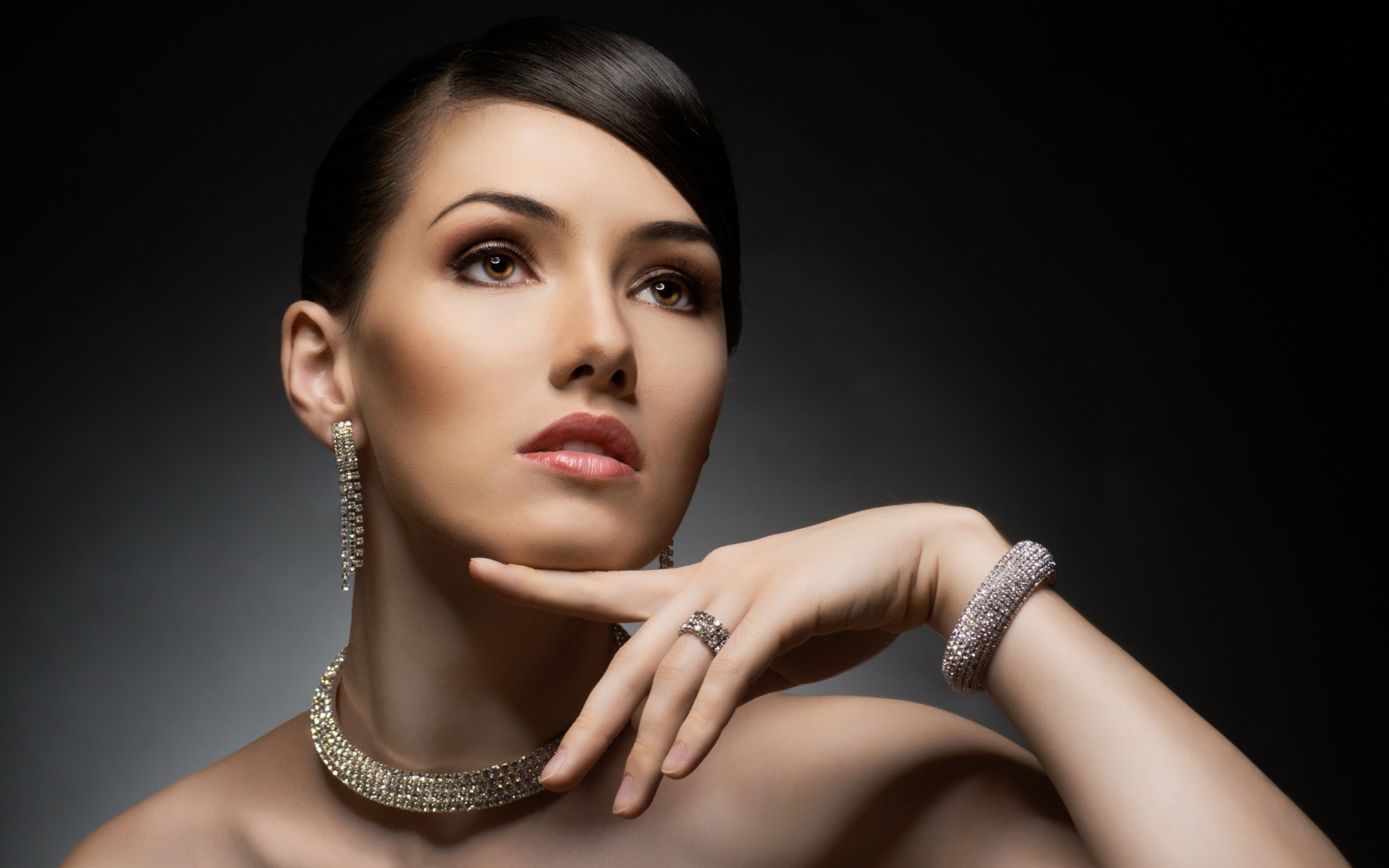Woman wearing diamond necklace, earrings, and bracelet HD Wallpaper