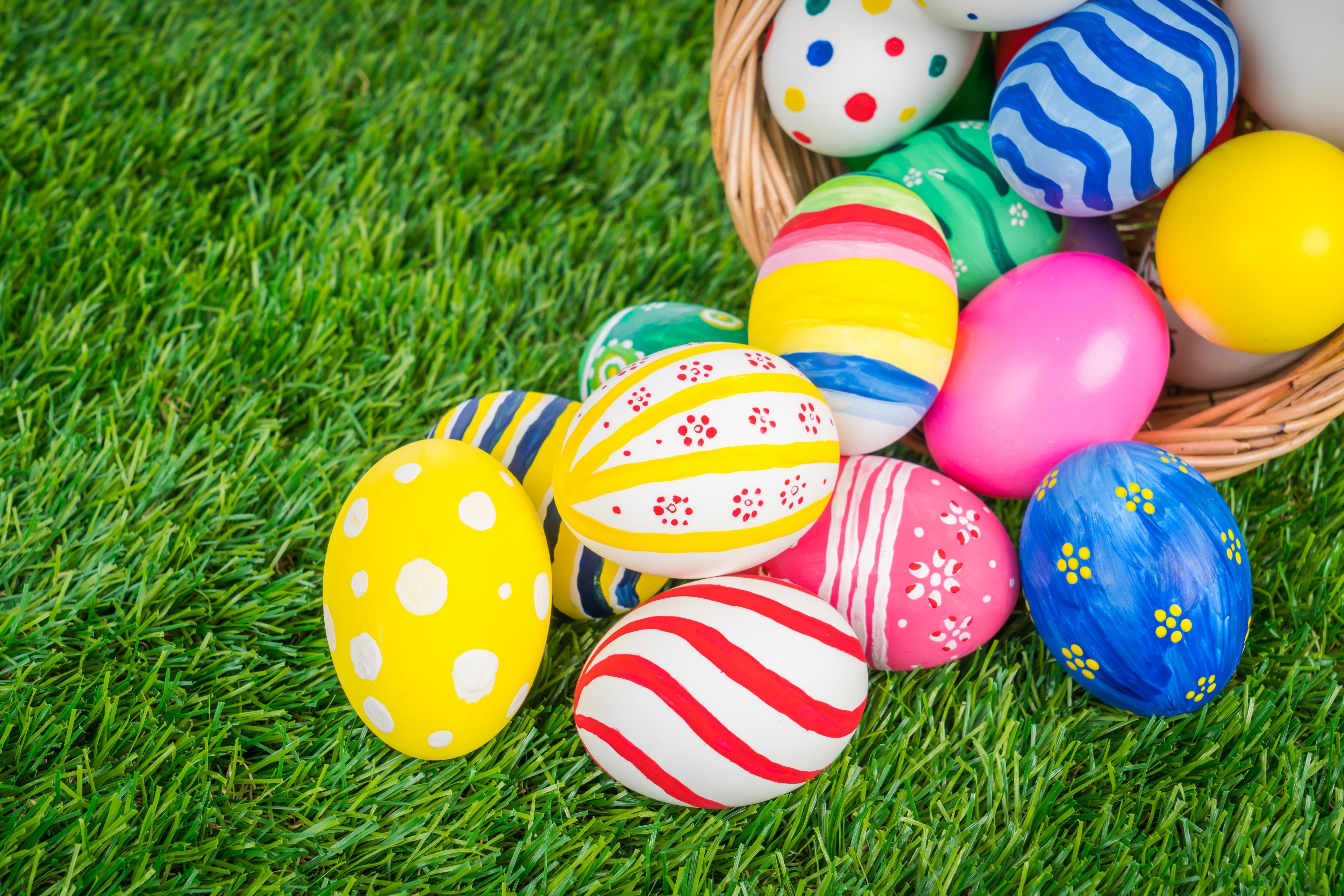 4K Easter Eggs on Green Grass HD Wallpaper