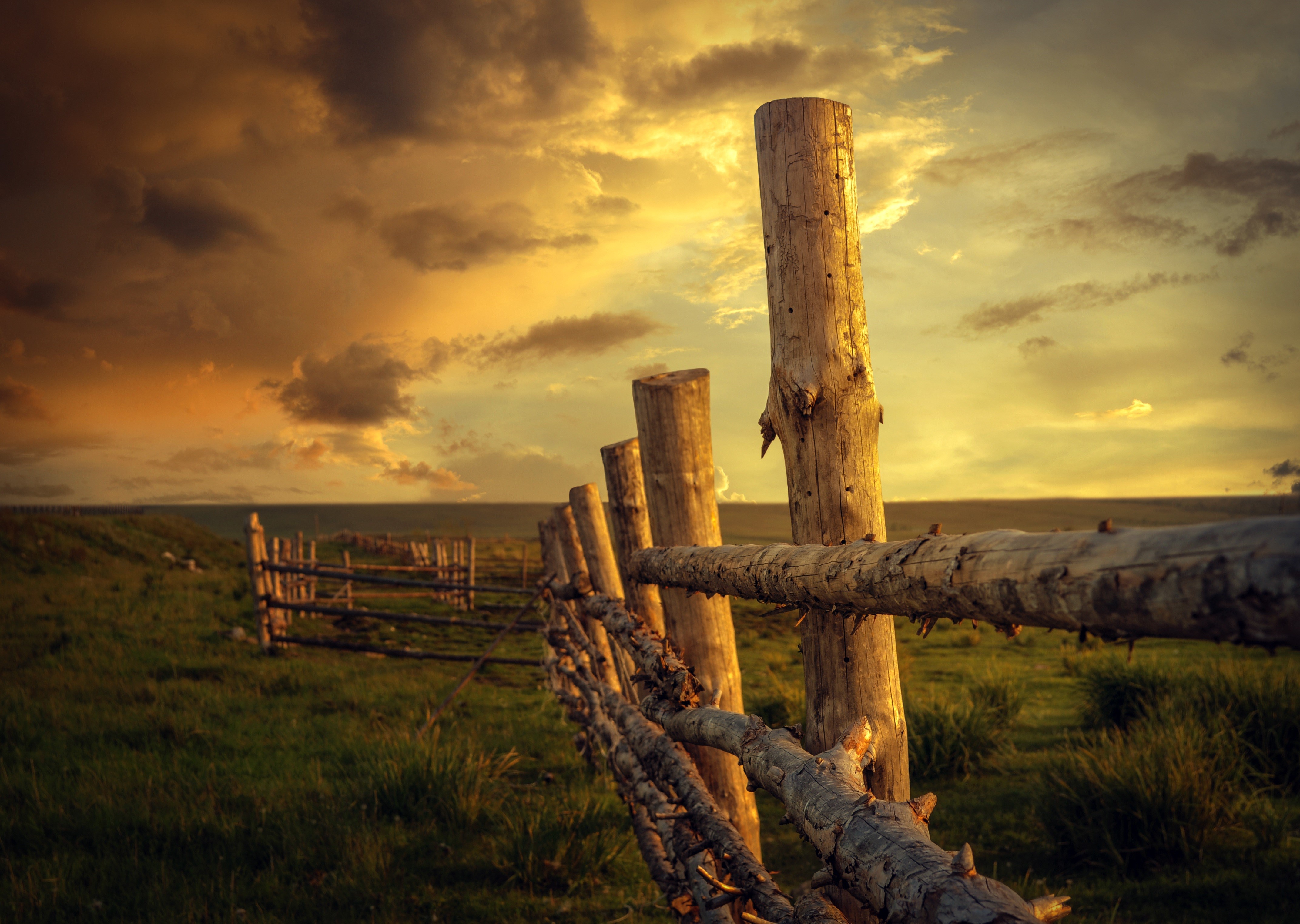 Wooden fence in a field at sunset HD Wallpaper
