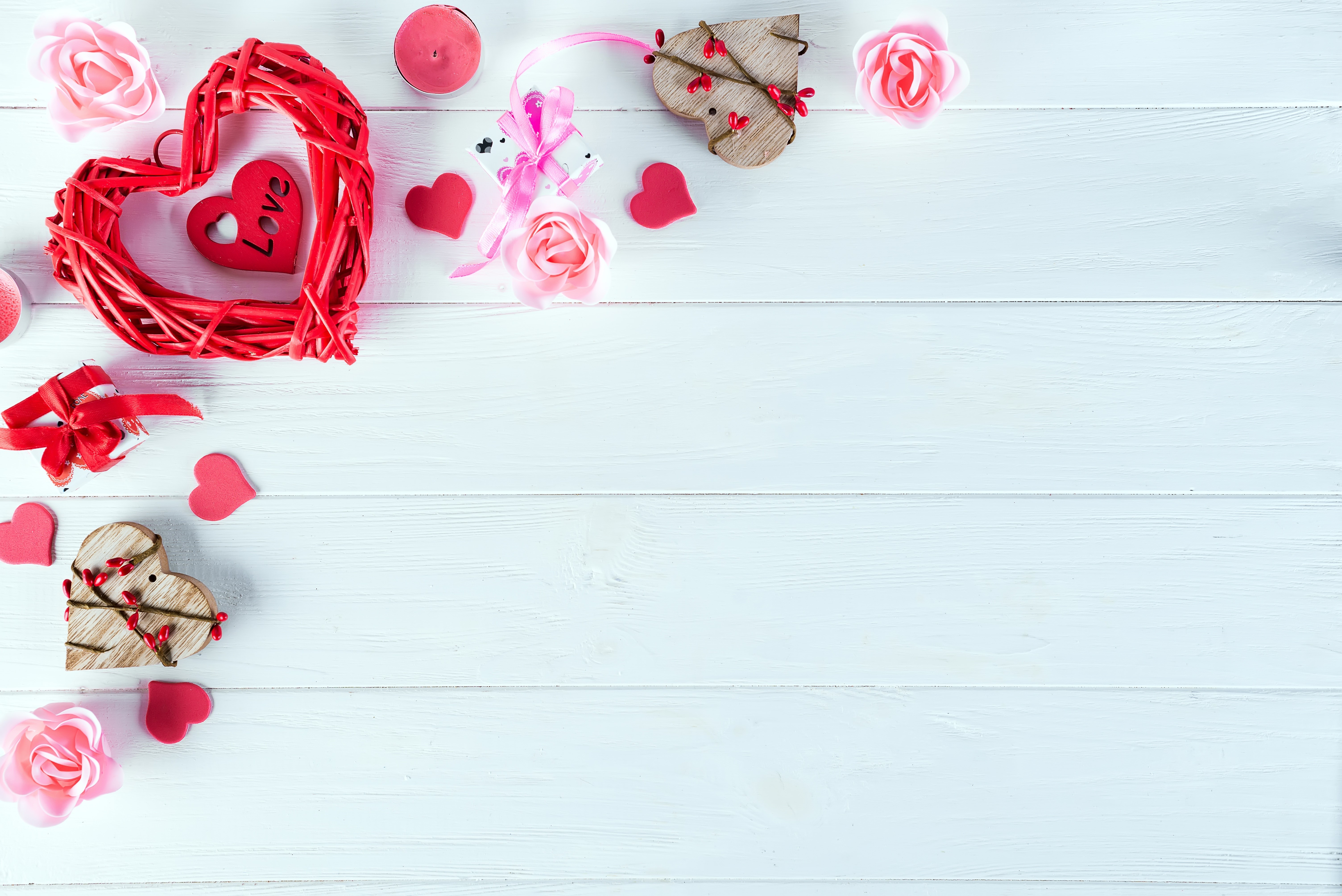Valentine's Day hearts and roses on wood planks HD Wallpaper