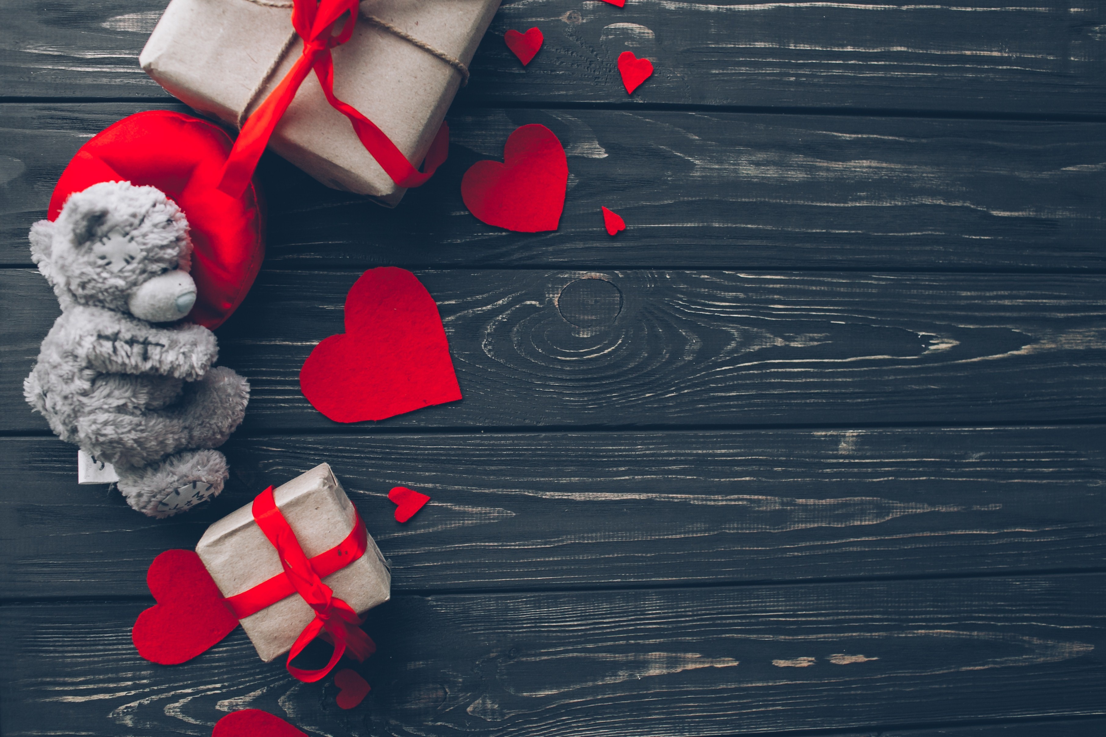 Teddy bear with gifts and hearts on wood HD Wallpaper