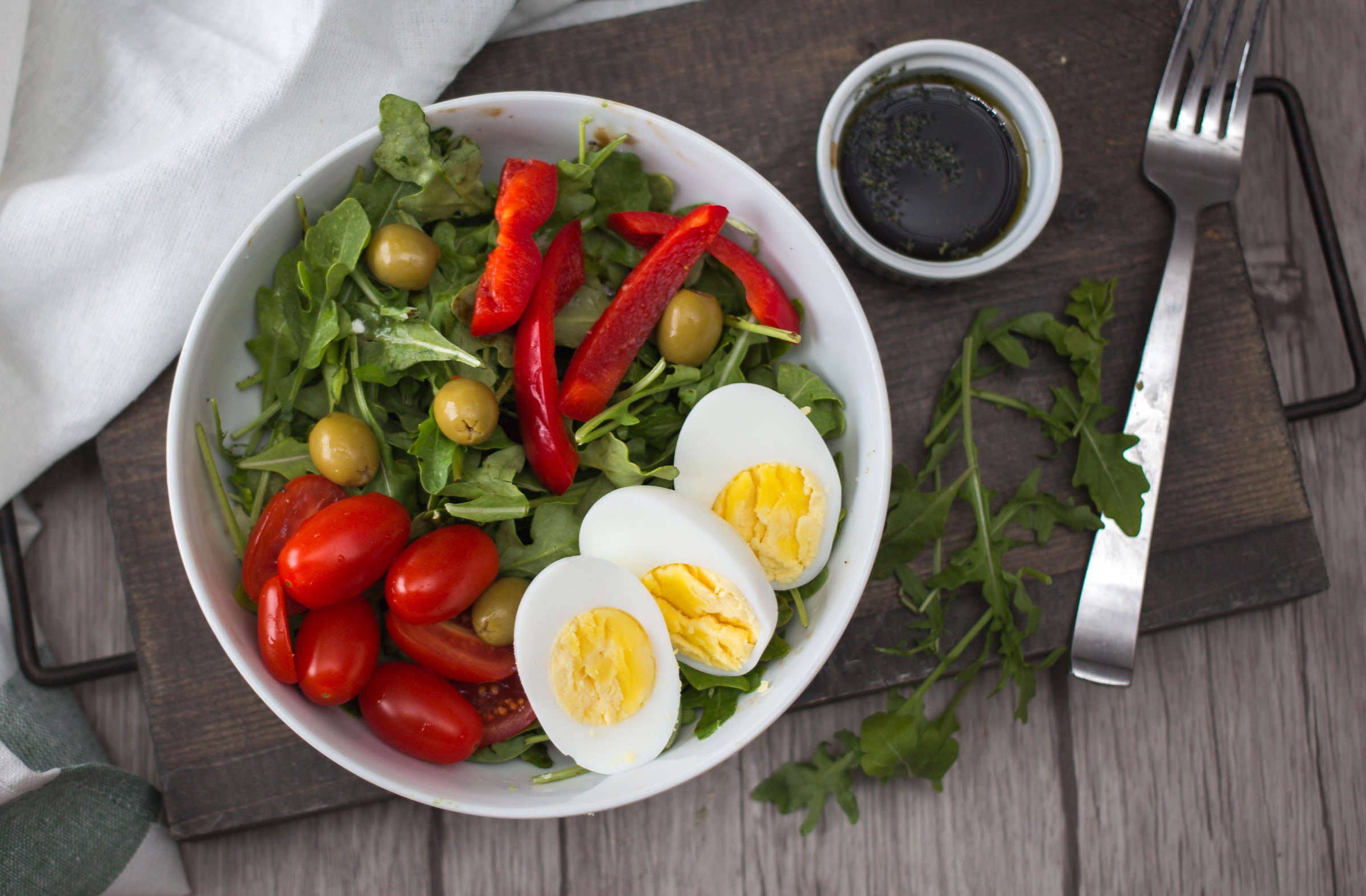 Salad with eggs, tomatoes, olives, and peppers HD Wallpaper