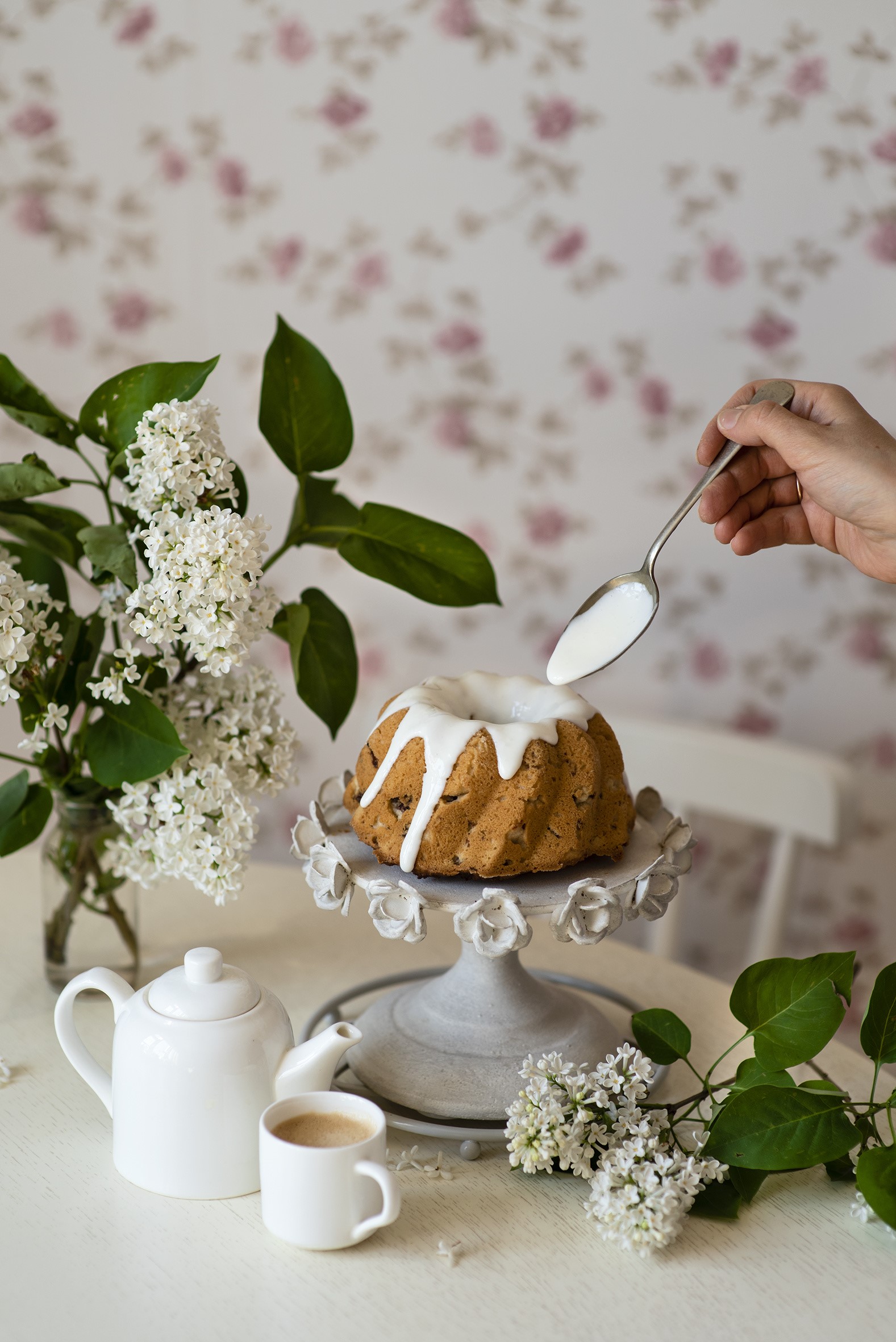 Pound cake with icing, coffee, and lilac flowers HD Phone Wallpaper