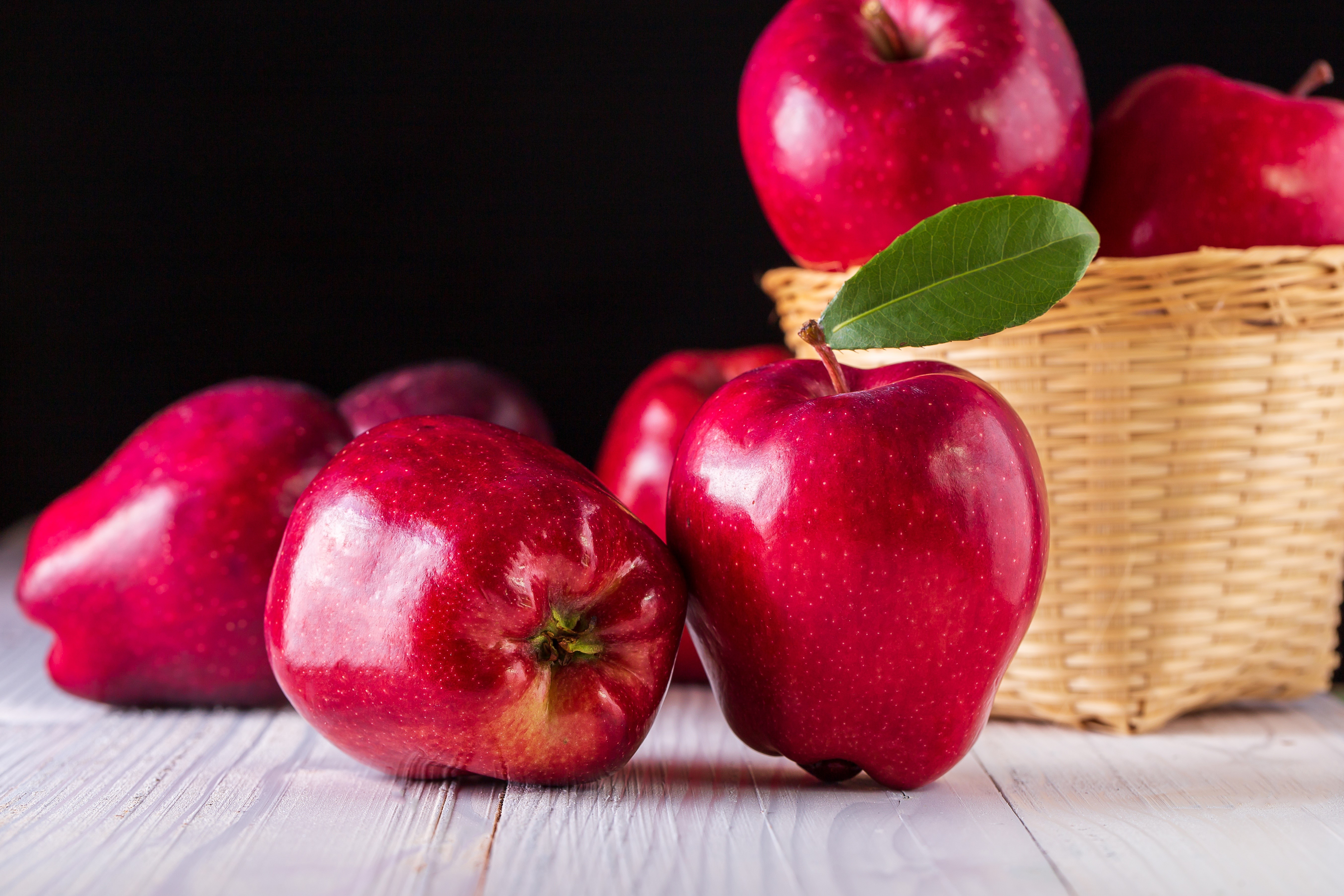 Red Apples in a Basket HD Wallpaper
