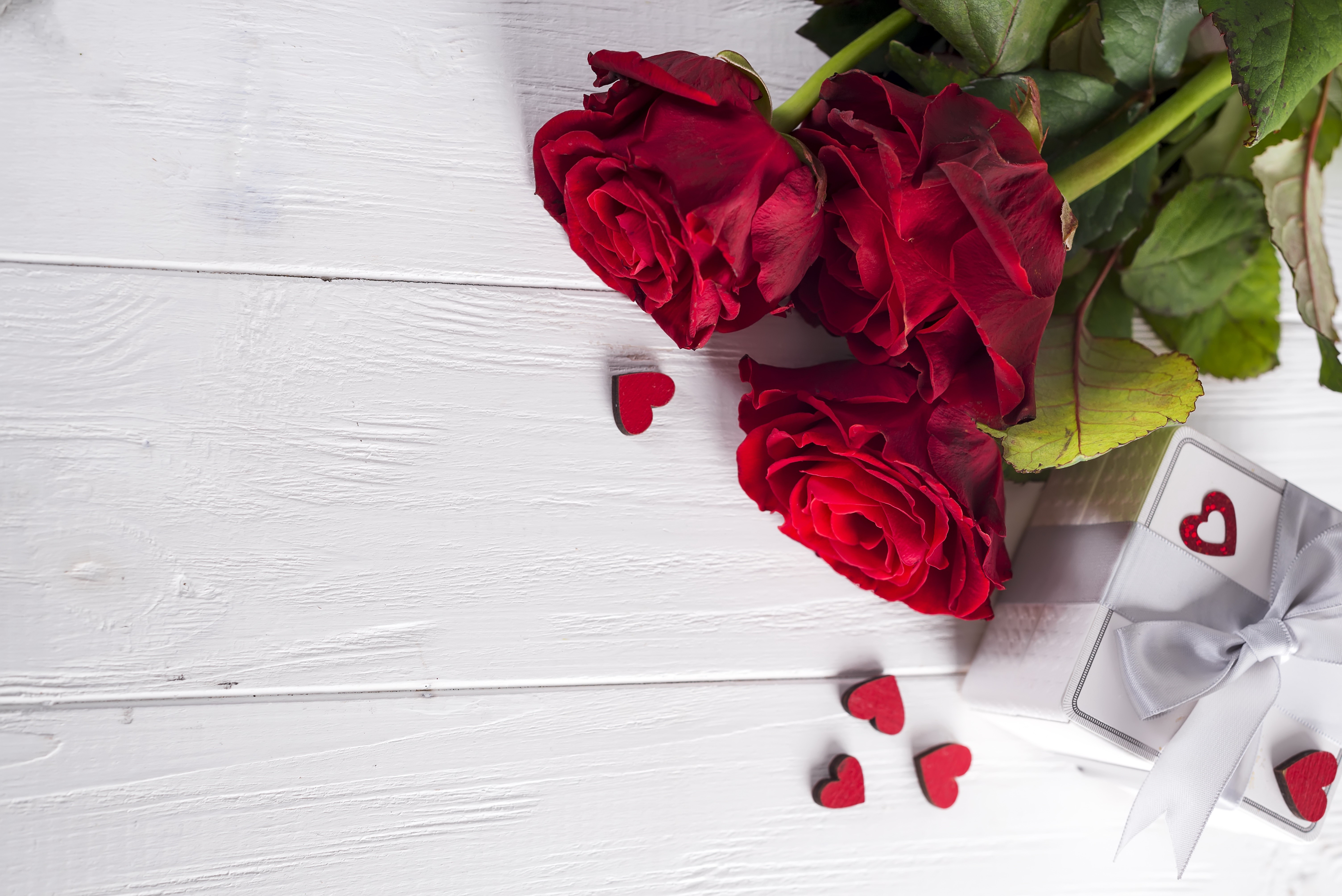 Red Roses and Gift Box with Hearts on Wood Planks HD Wallpaper