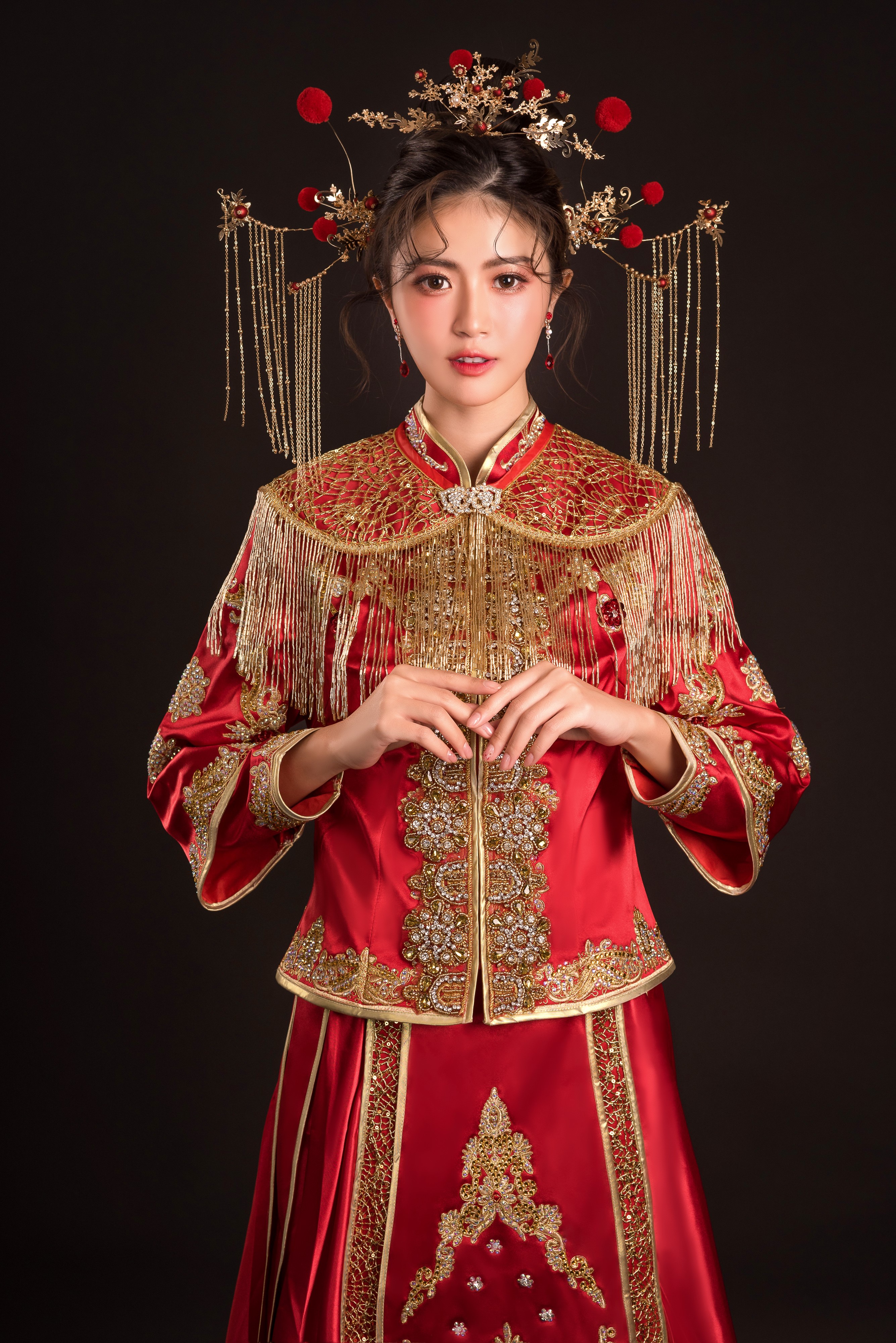 Woman in traditional red Chinese wedding dress and jewelry HD Phone Wallpaper