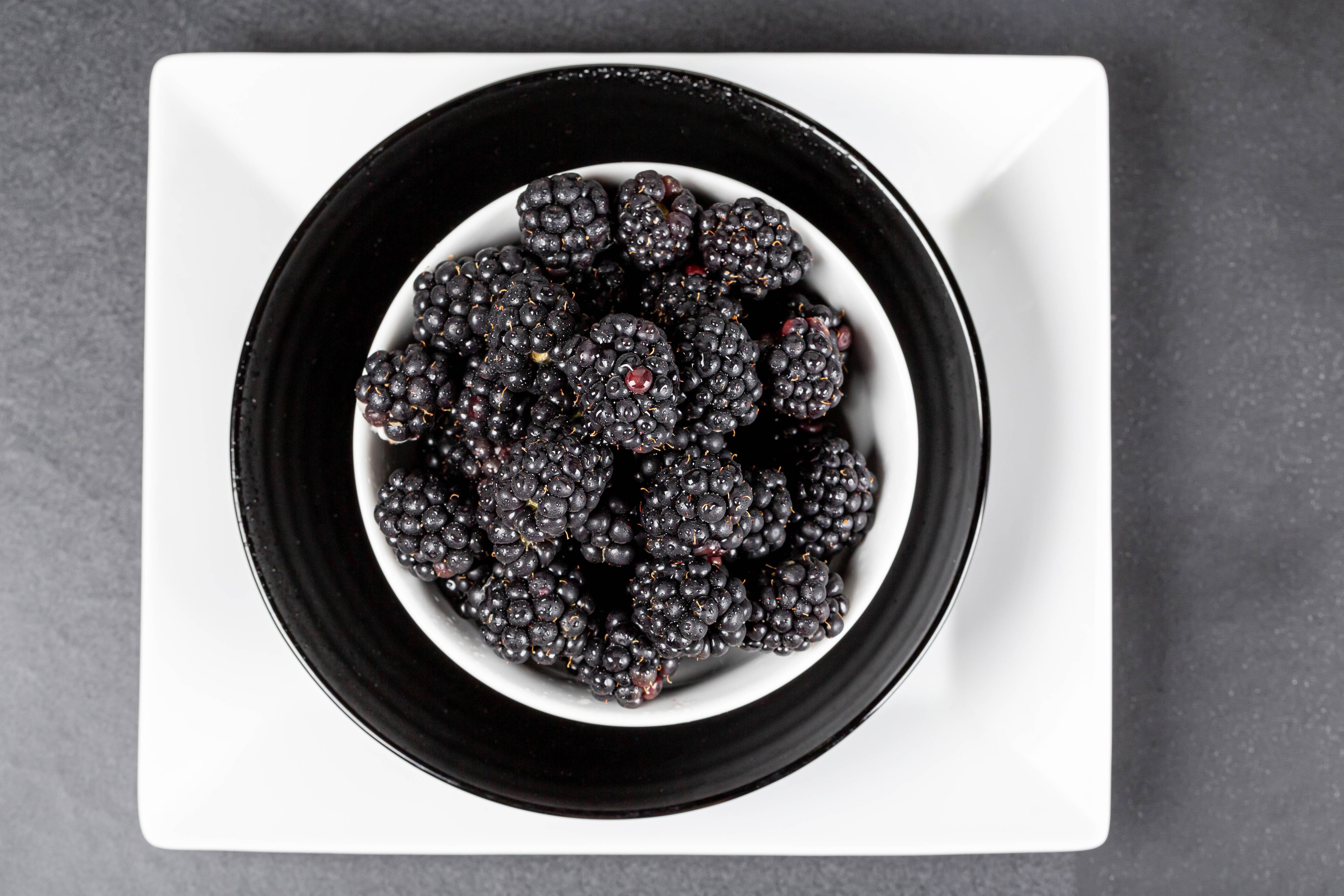 Blackberries in a bowl on a plate HD Wallpaper