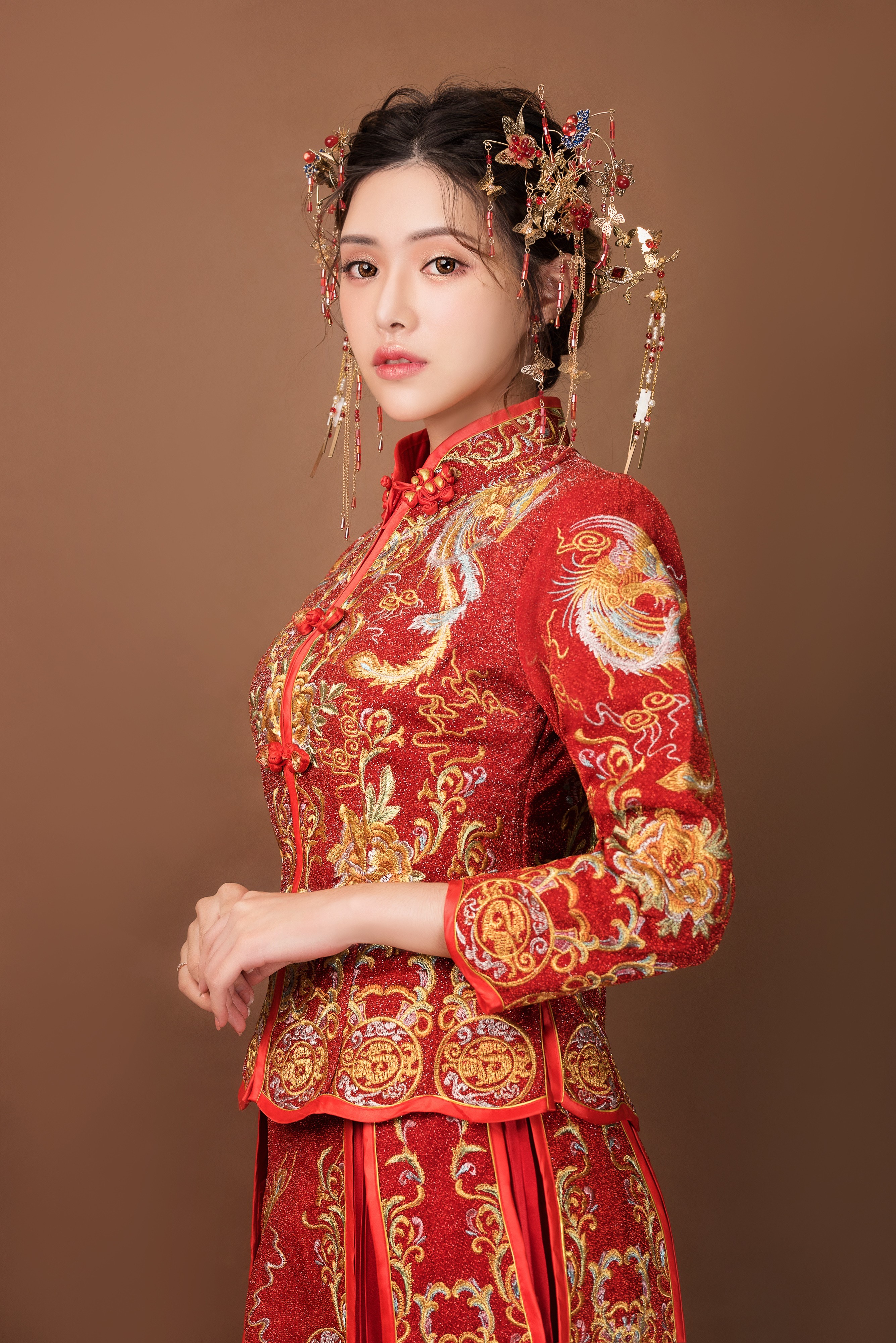 Asian woman in traditional red wedding dress with ornate jewelry HD Phone Wallpaper