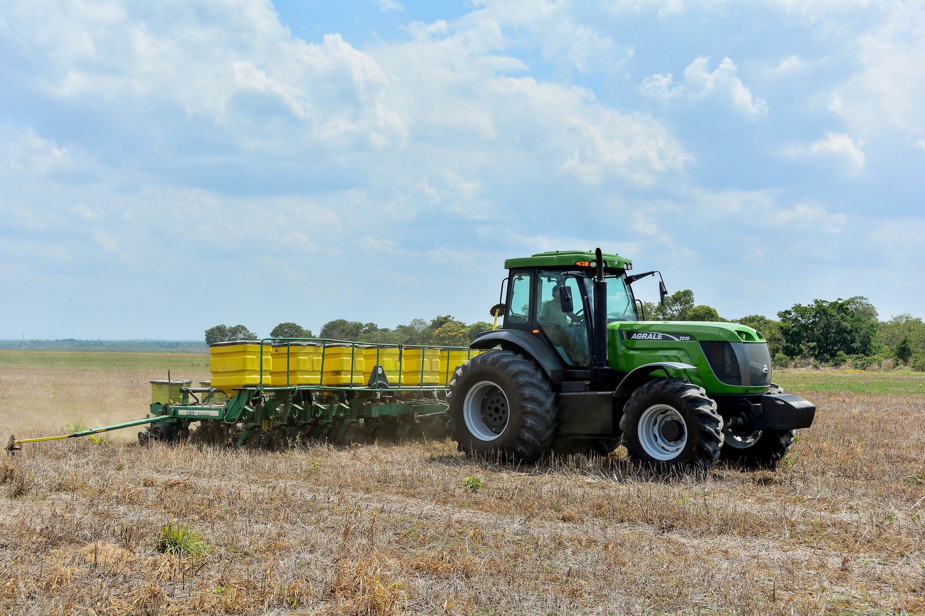 Agrale 7215 tractor planting in a field HD Wallpaper