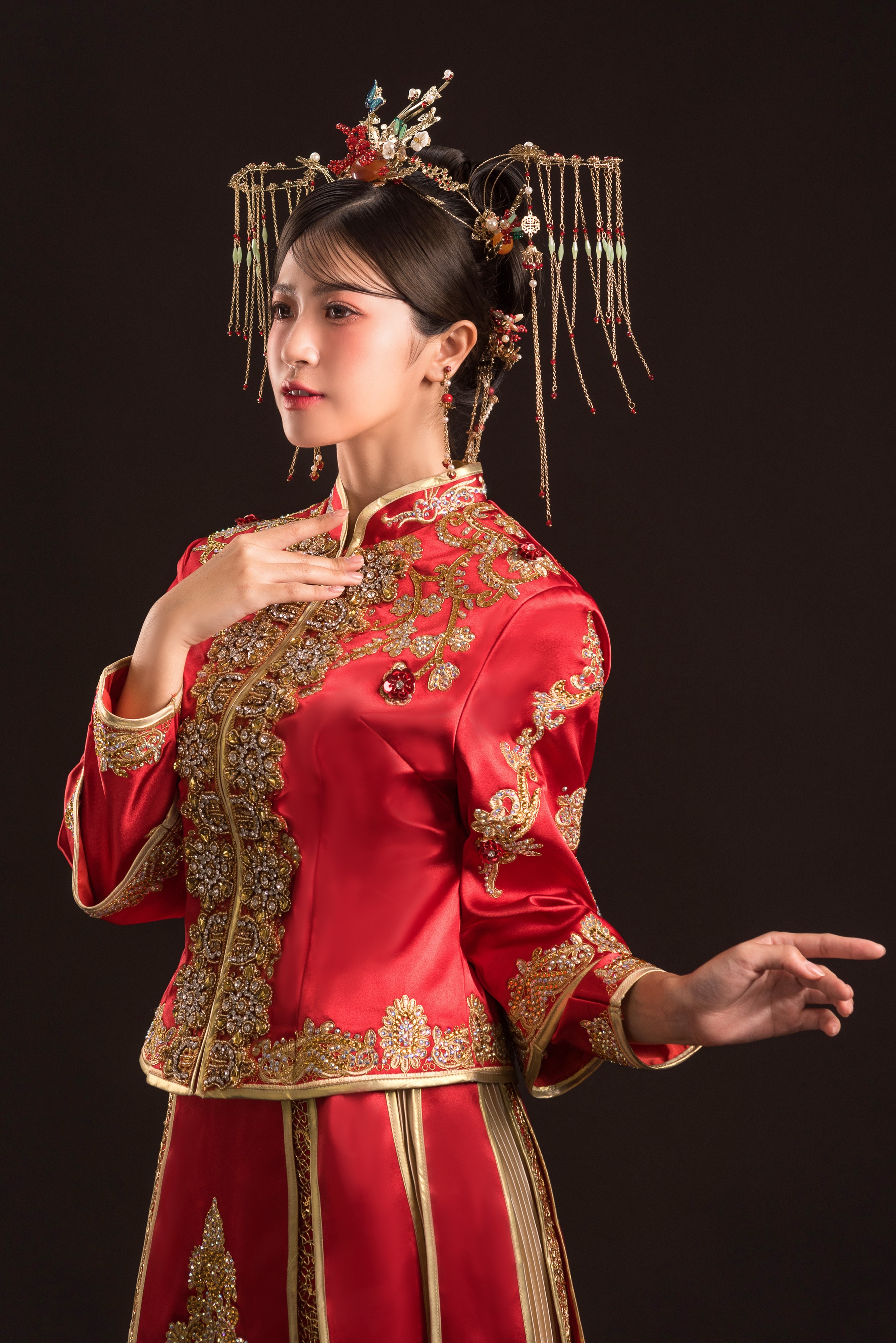 Woman in traditional red and gold Chinese wedding dress with elaborate headdress HD Phone Wallpaper
