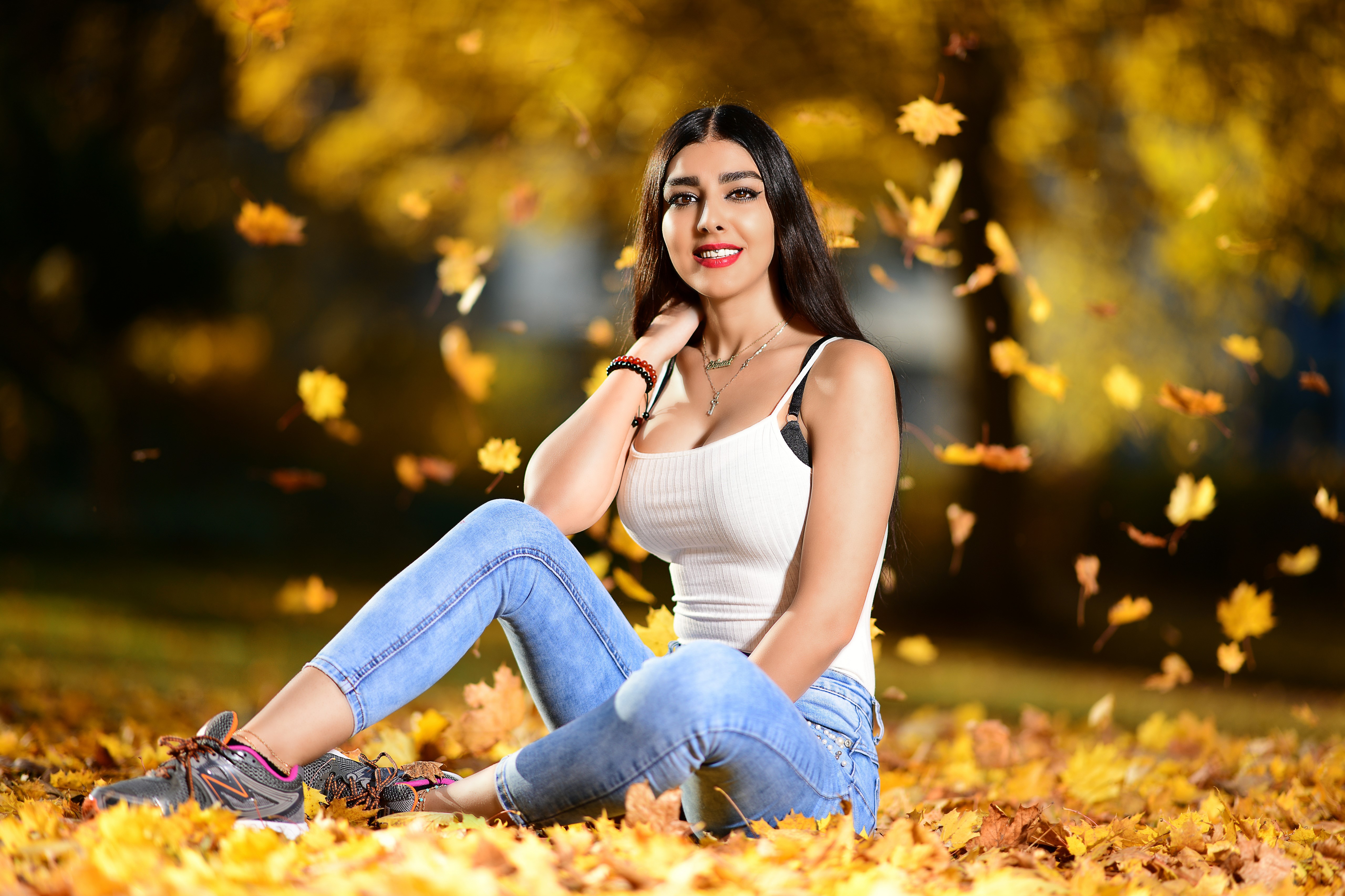 Anita sitting in autumn foliage HD Wallpaper
