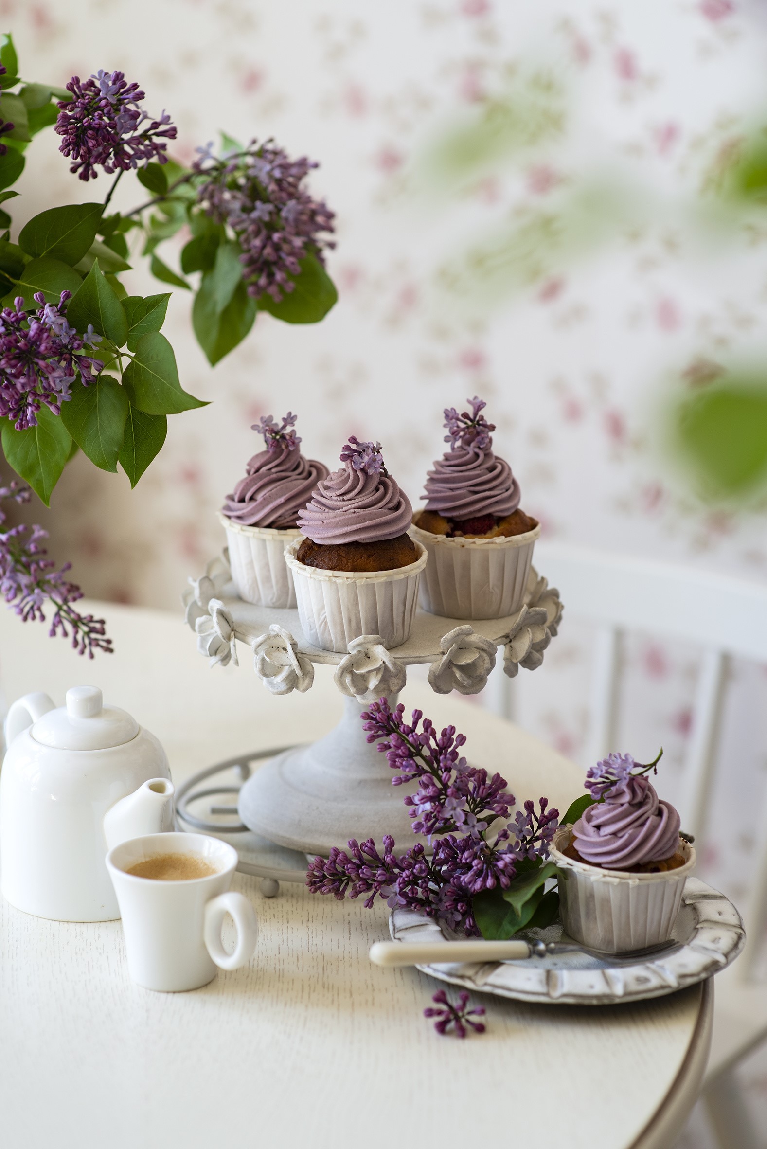 Cupcakes with lilac and coffee on a table HD Phone Wallpaper