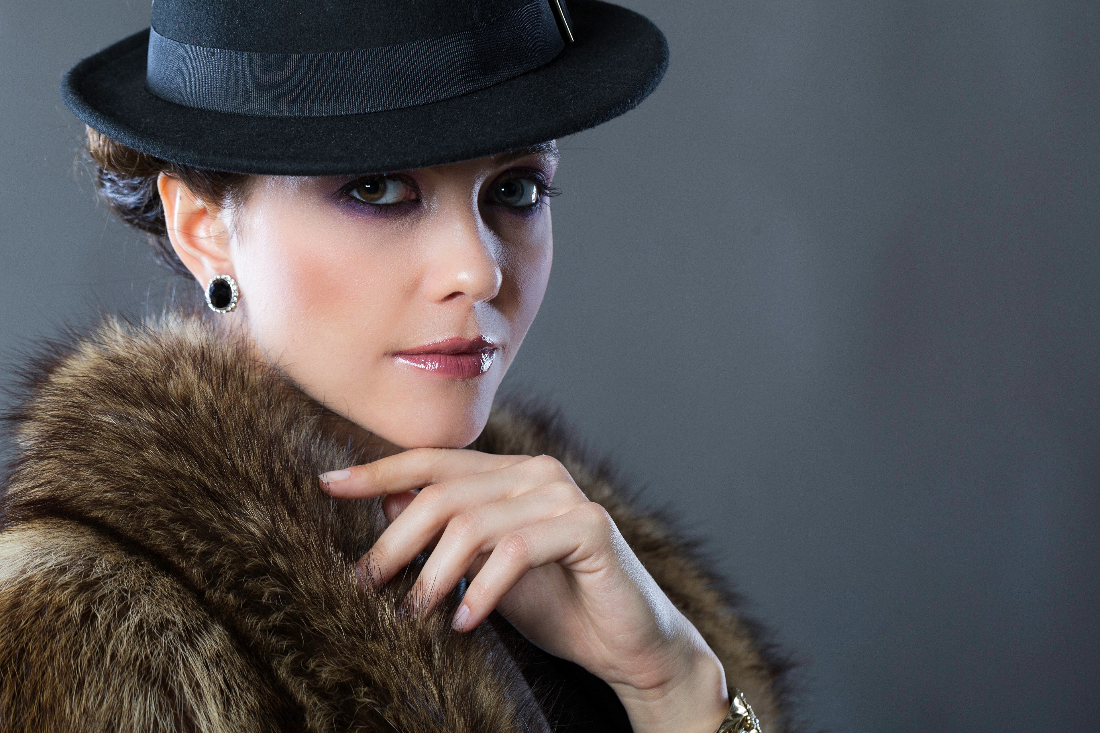 Kateryna wearing a hat and fur coat HD Wallpaper