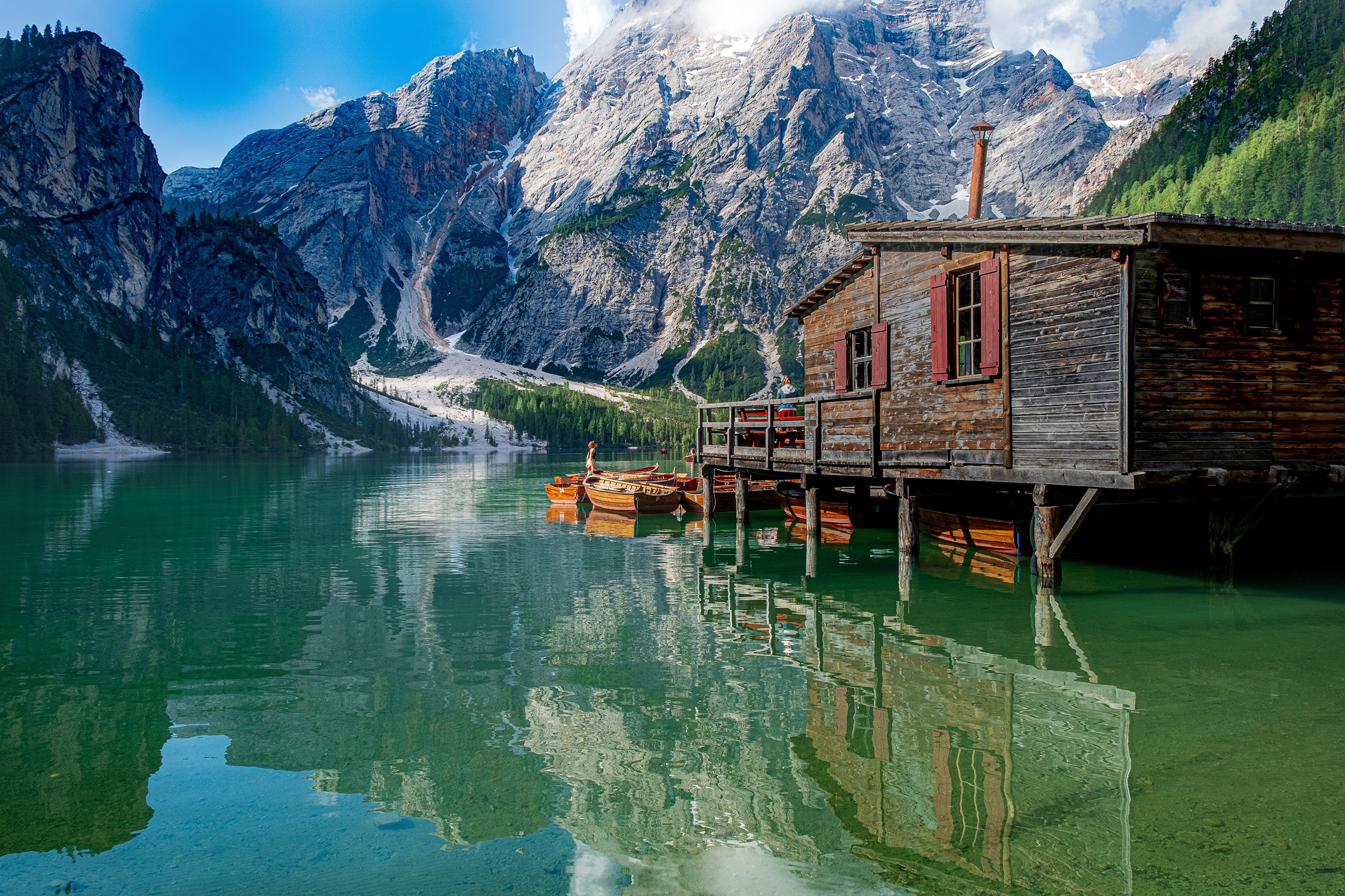 4K Lago di Braies, Dolomites, Italy Mountains Lake Boats Reflection HD Wallpaper