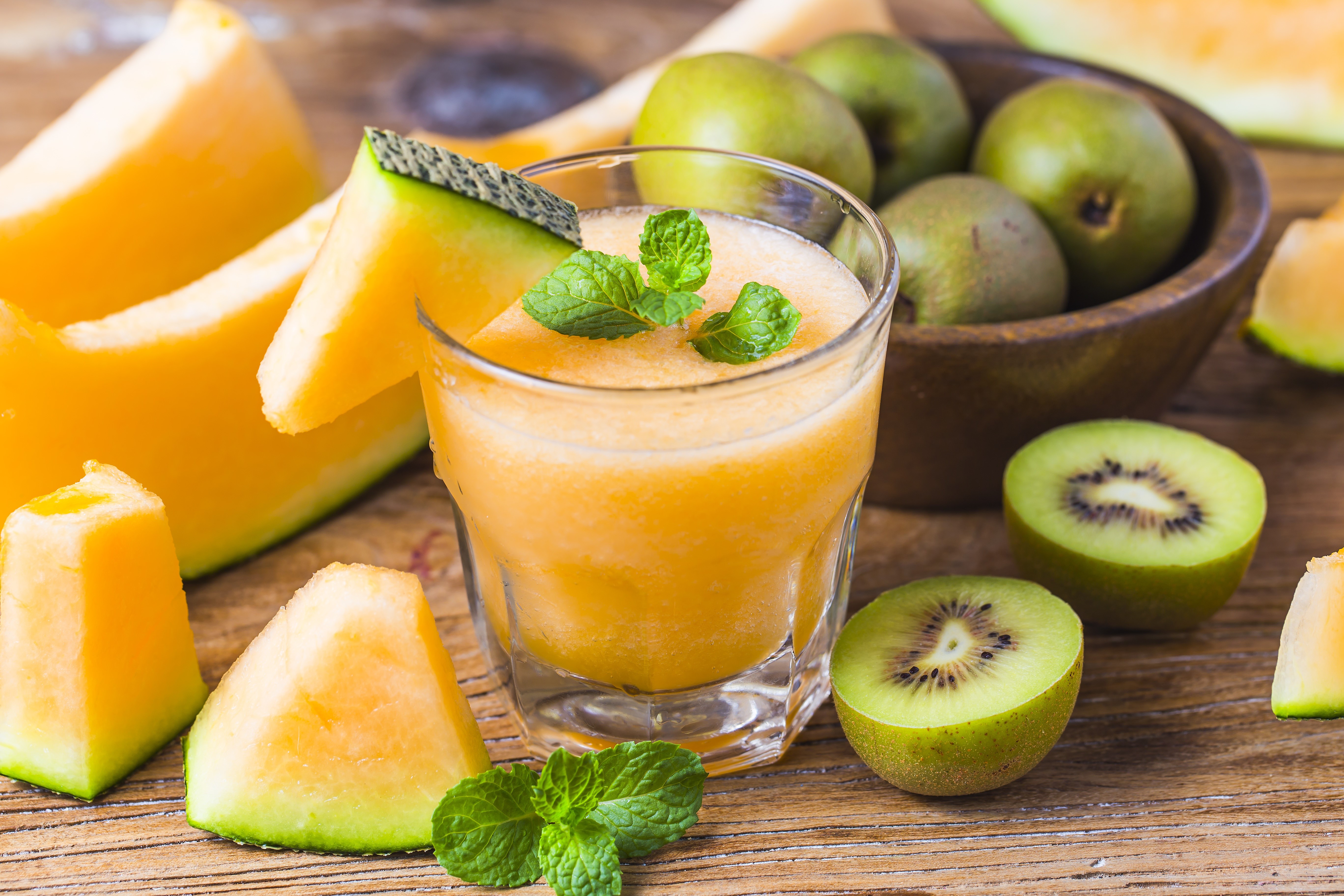 Melon and Kiwi Juice in Highball Glass HD Wallpaper