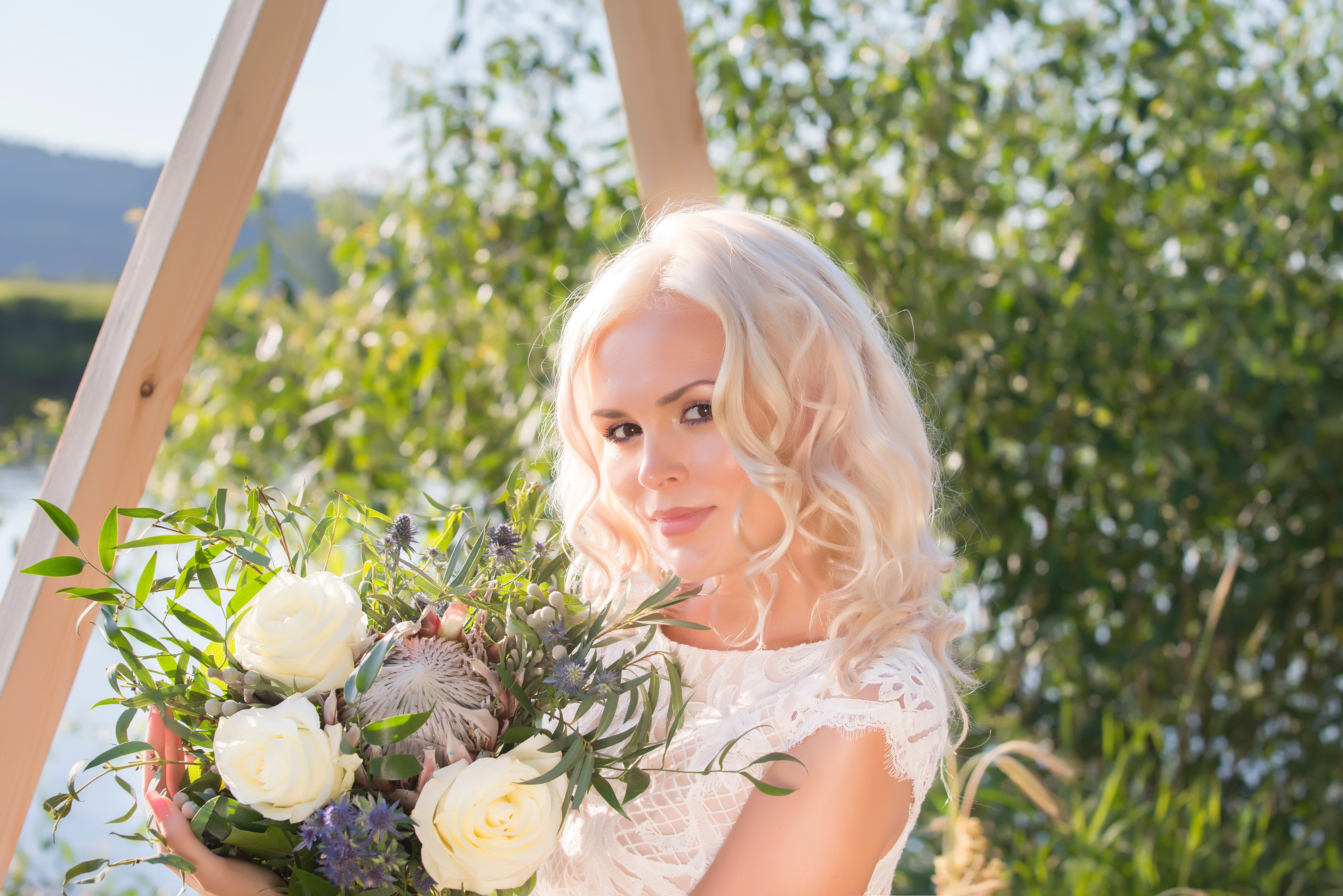 Blonde girl holding a bouquet HD Wallpaper