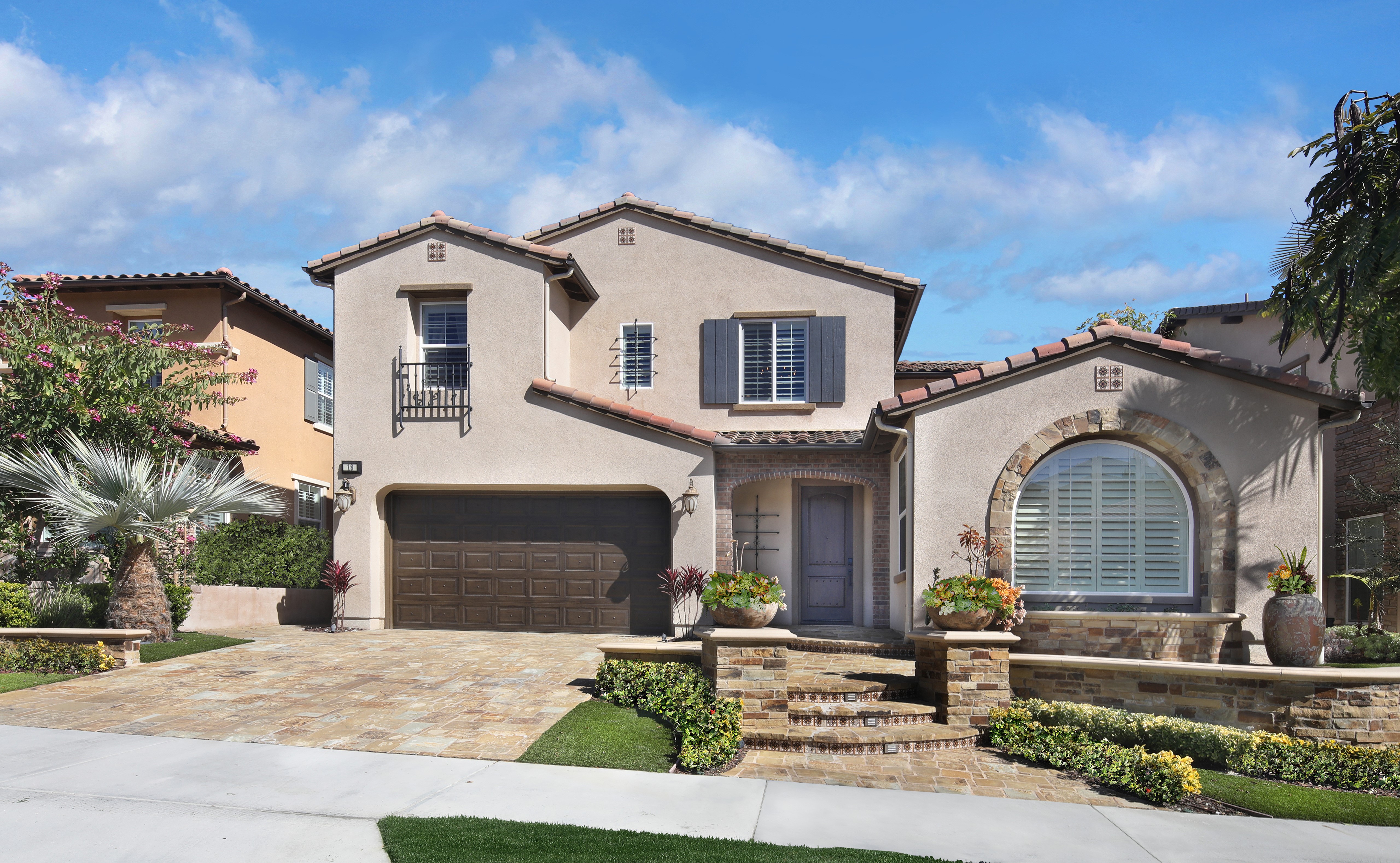 Luxury House with Garage in Aliso Viejo, California HD Wallpaper