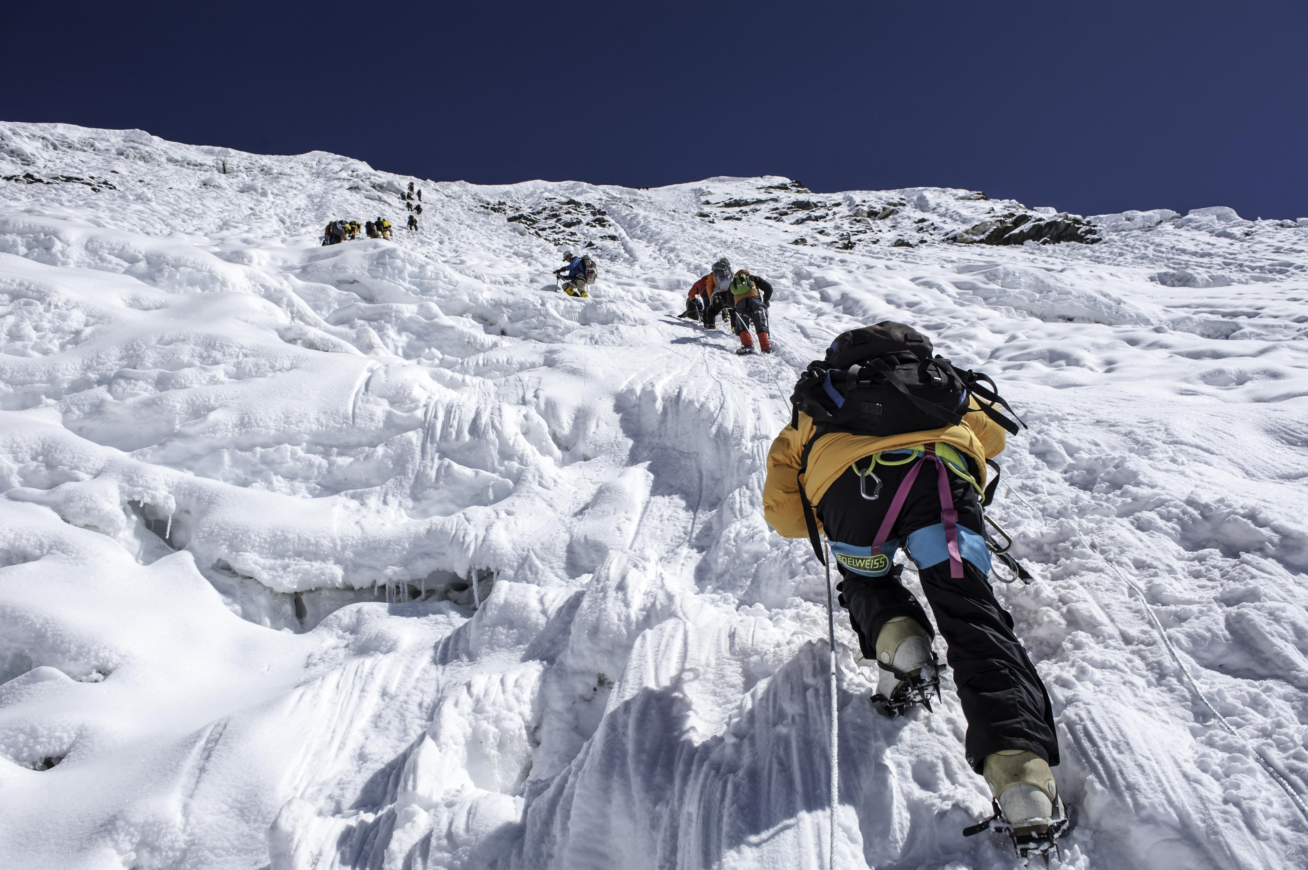 Mountaineers climbing Imja Tse in the Himalayas, Nepal HD Wallpaper