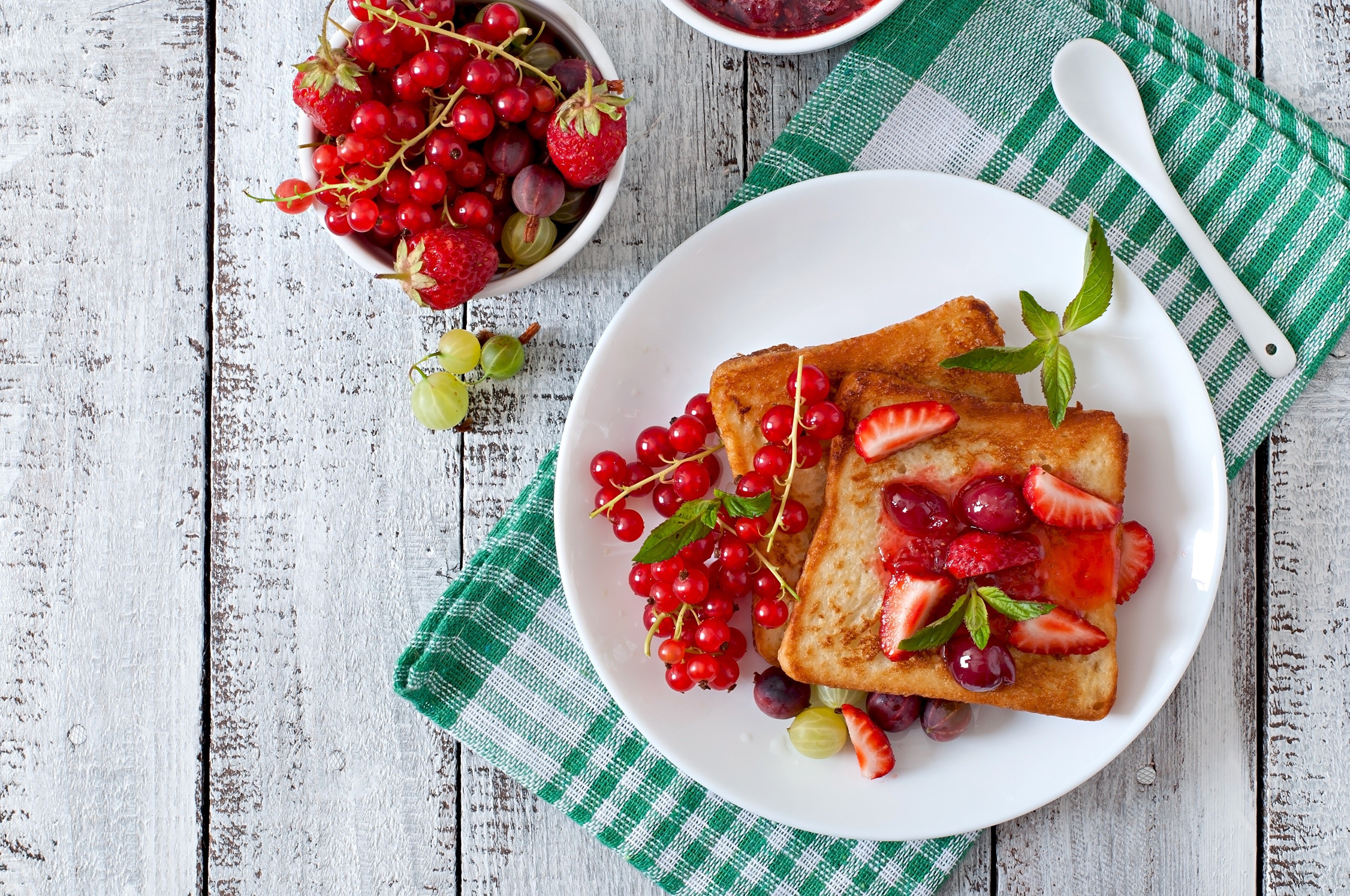 French Toast with Berries and Currants HD Wallpaper