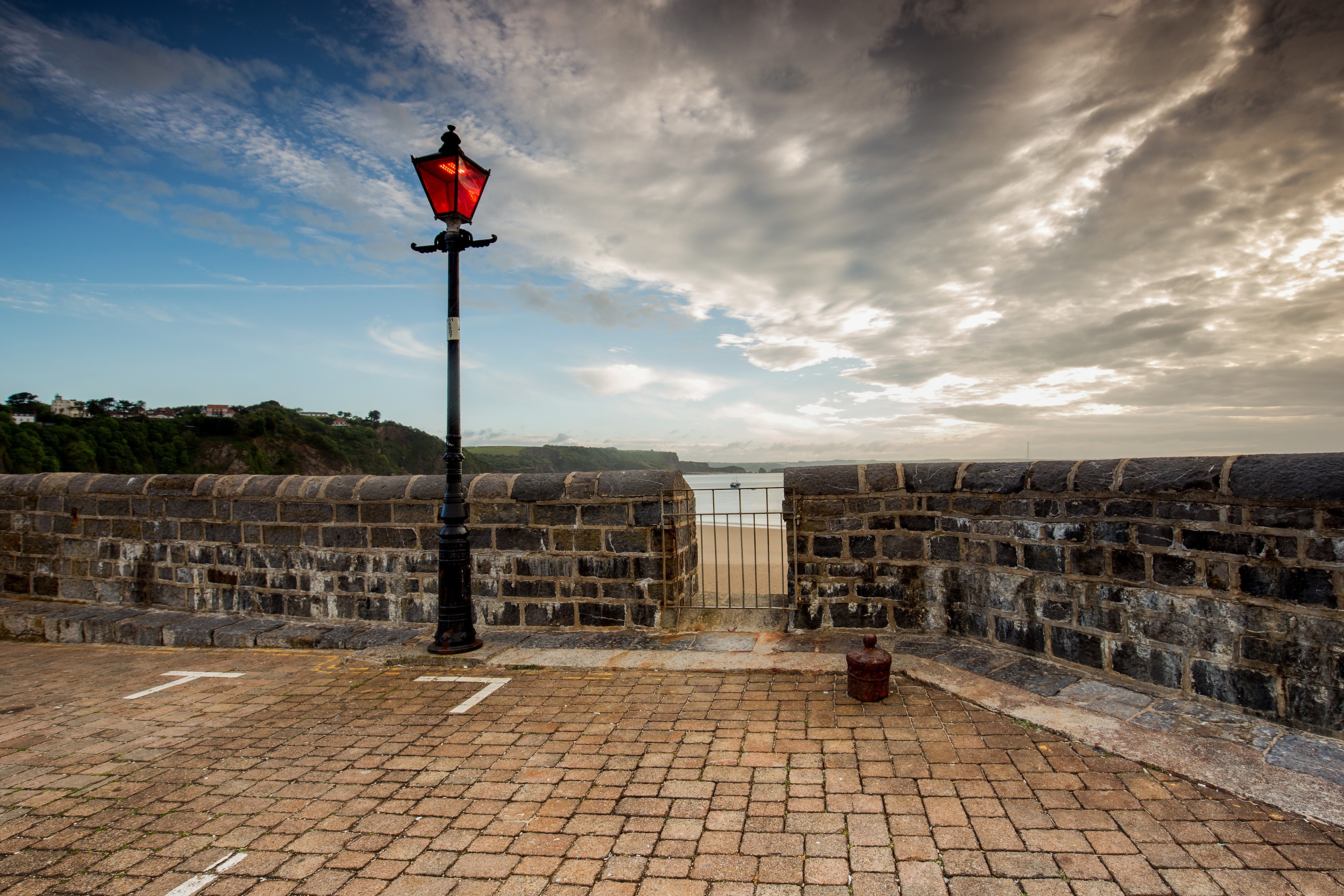 Street light on a waterfront in Tenby, Pembrokeshire, Wales HD Wallpaper