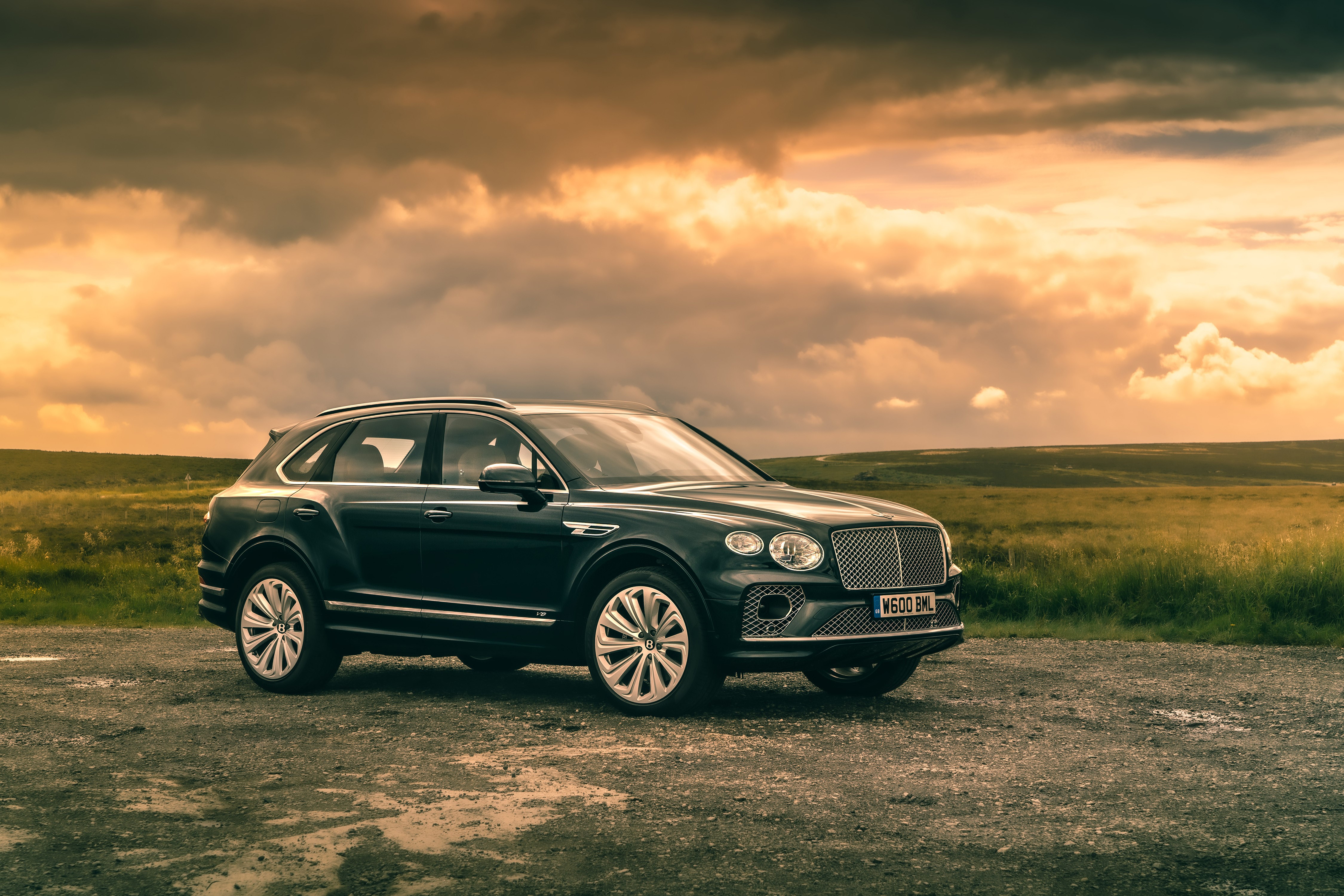 Bentley Bentayga V8 Metallic Crossover HD Wallpaper