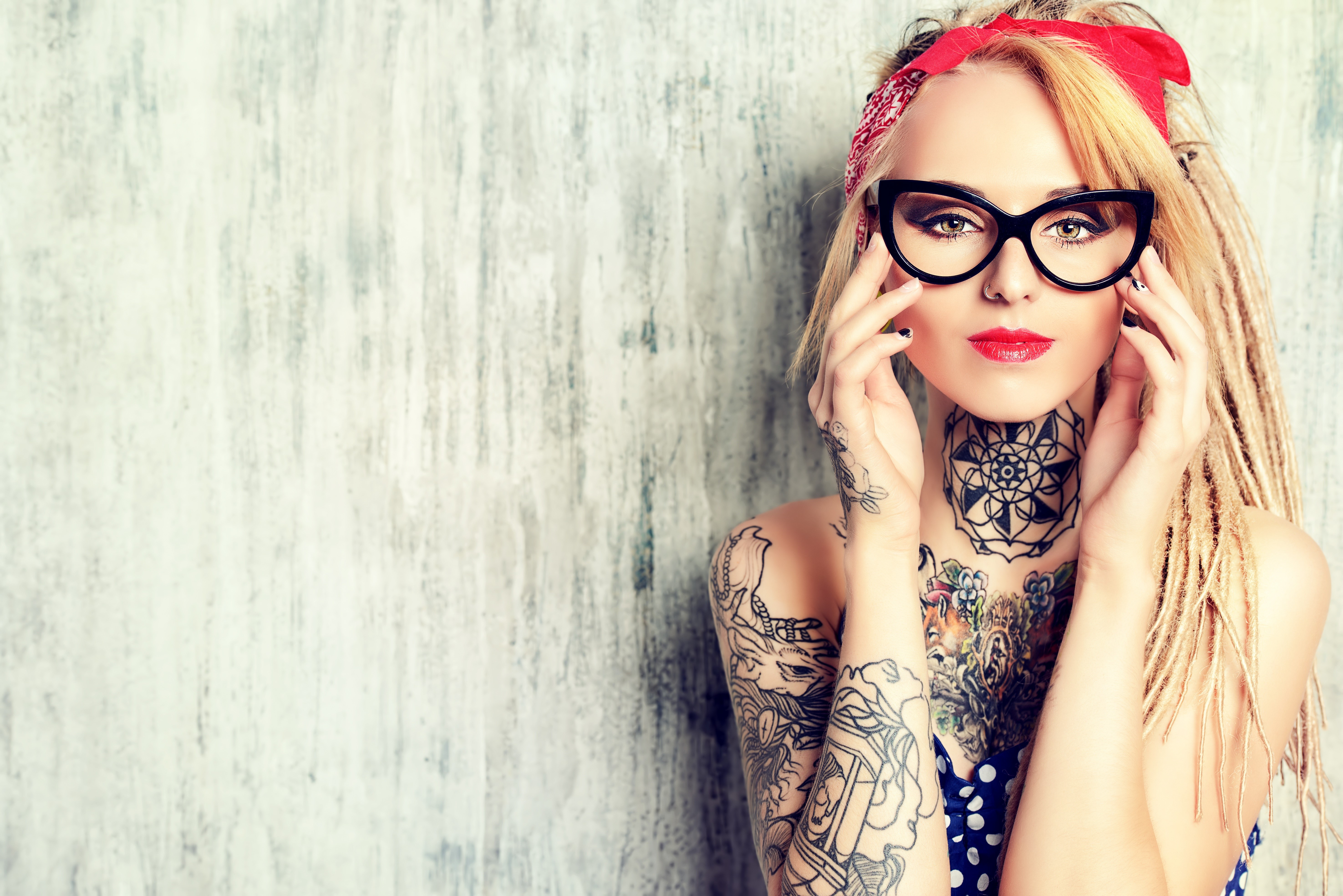 Blonde girl with tattoos and glasses HD Wallpaper