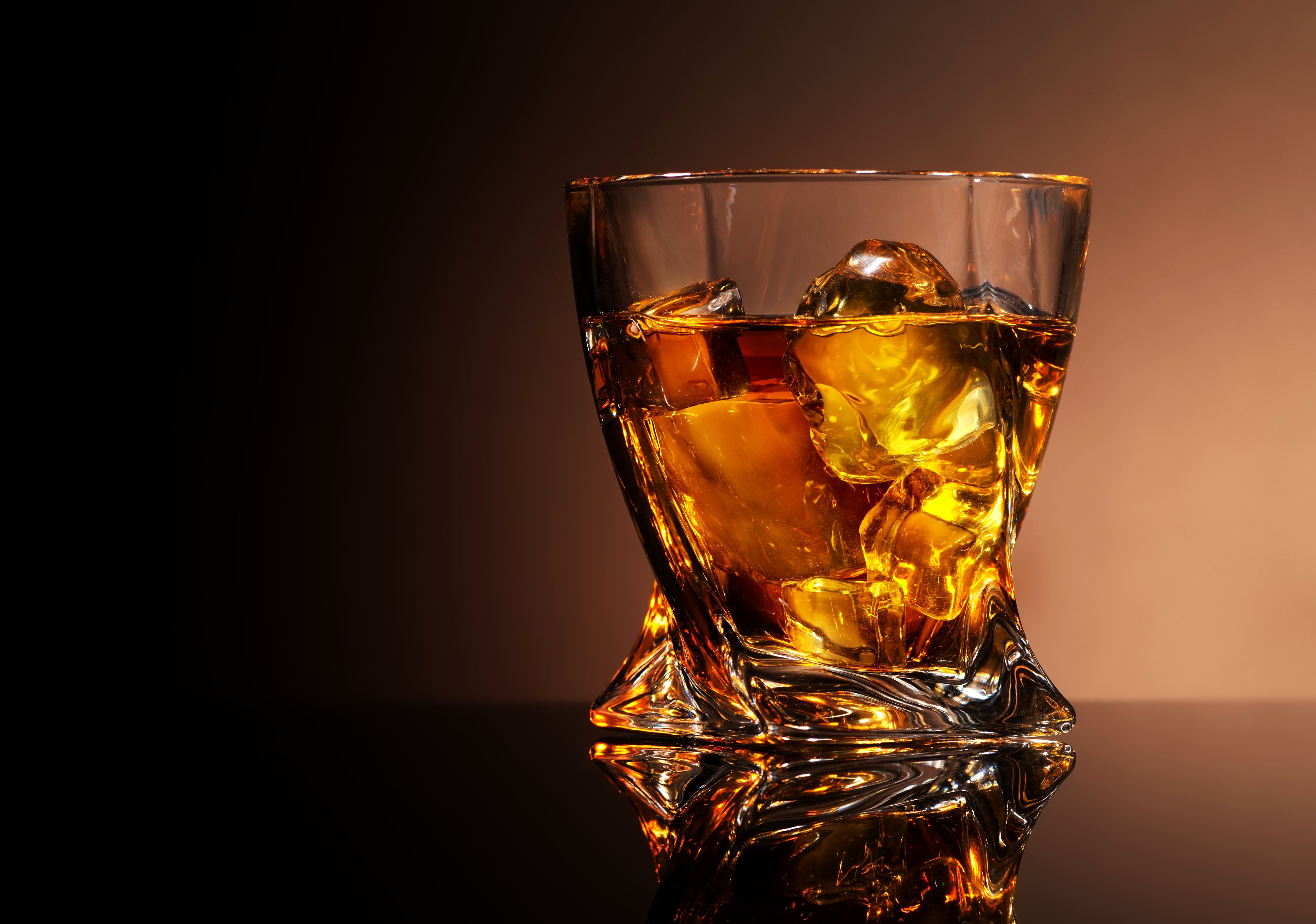 Whisky with ice in a glass HD Wallpaper