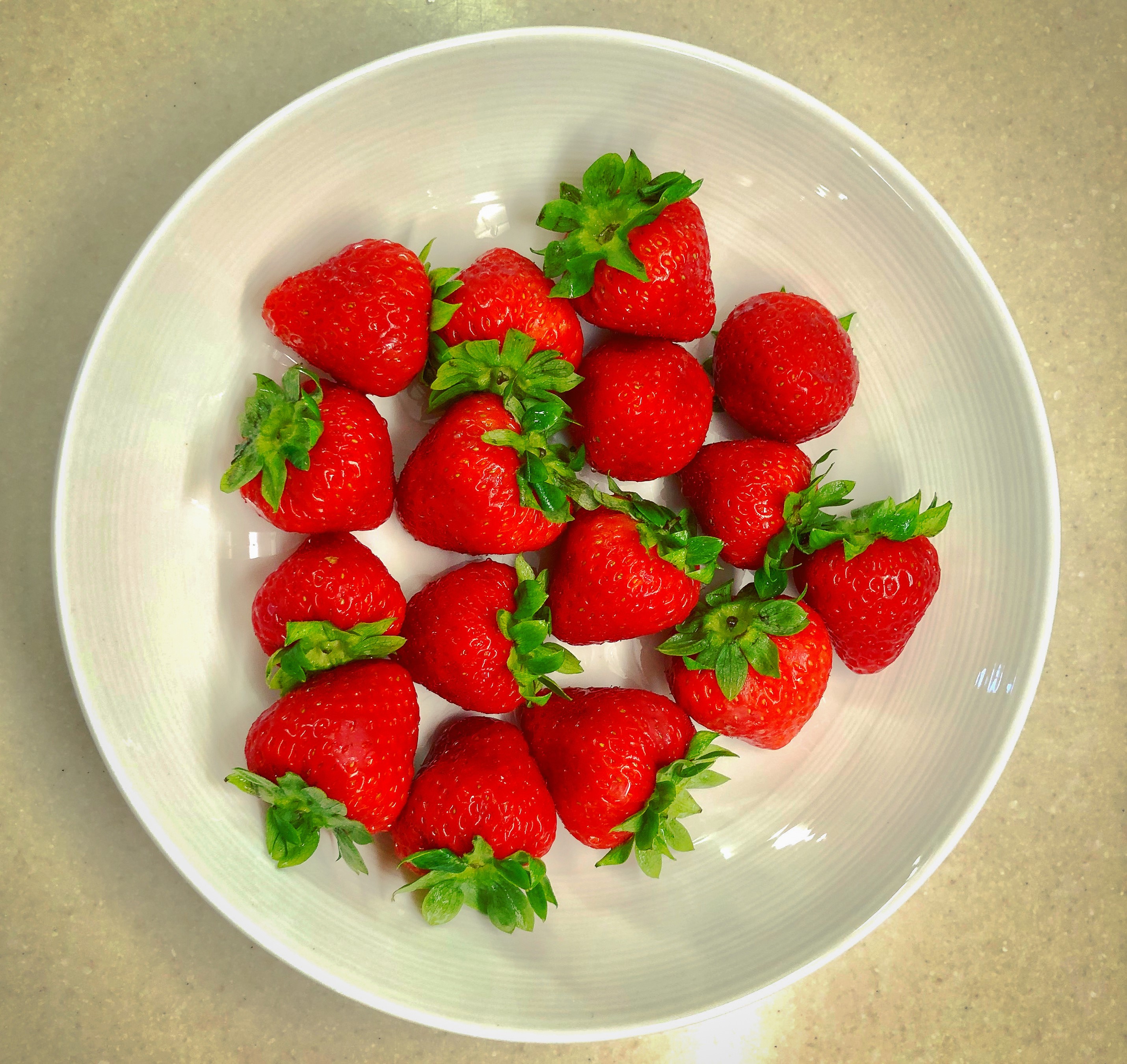 Strawberries in a white bowl HD Wallpaper