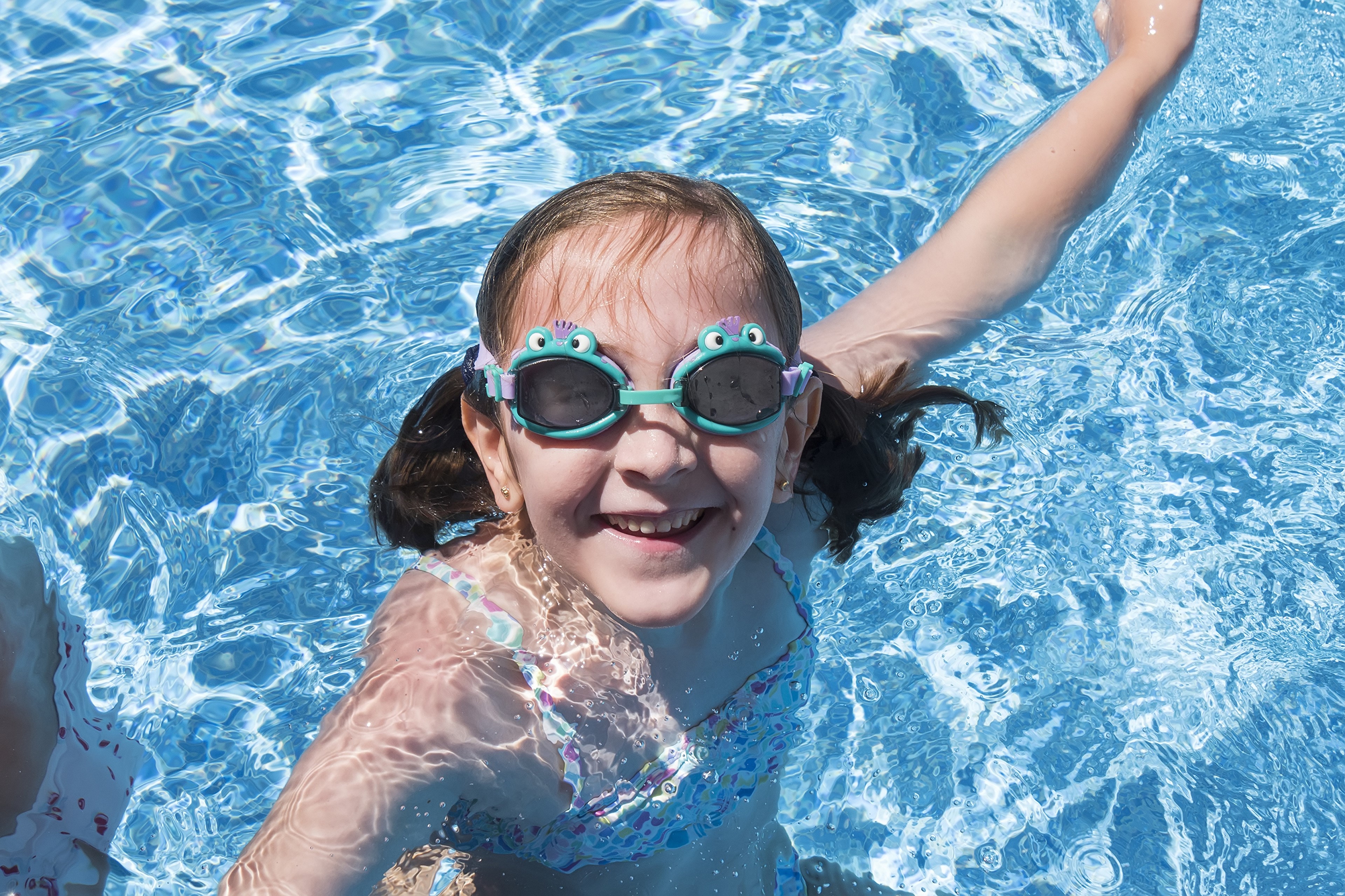 Girl in Frog Goggles in Pool HD Wallpaper