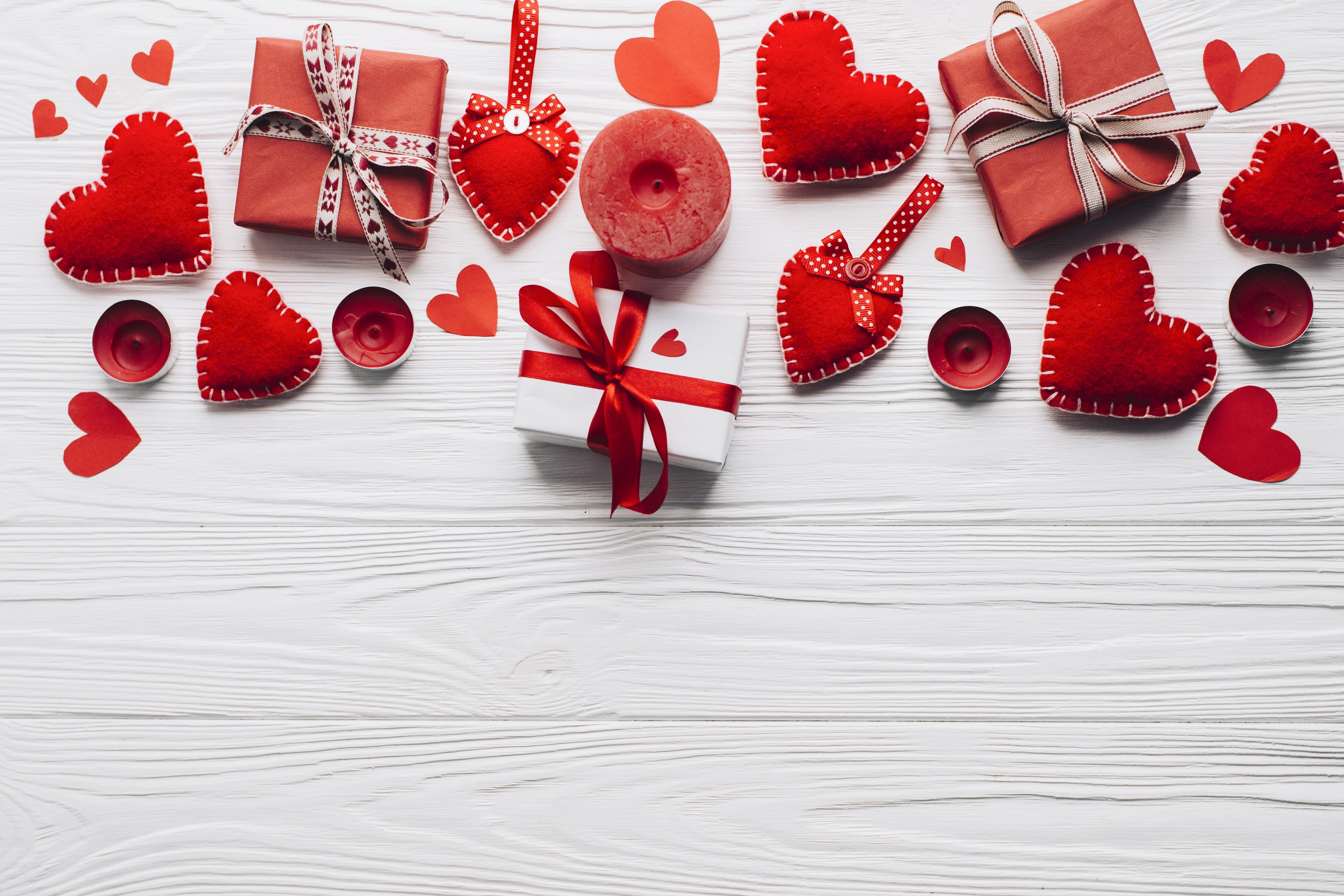 Valentine's Day Gifts and Hearts HD Wallpaper