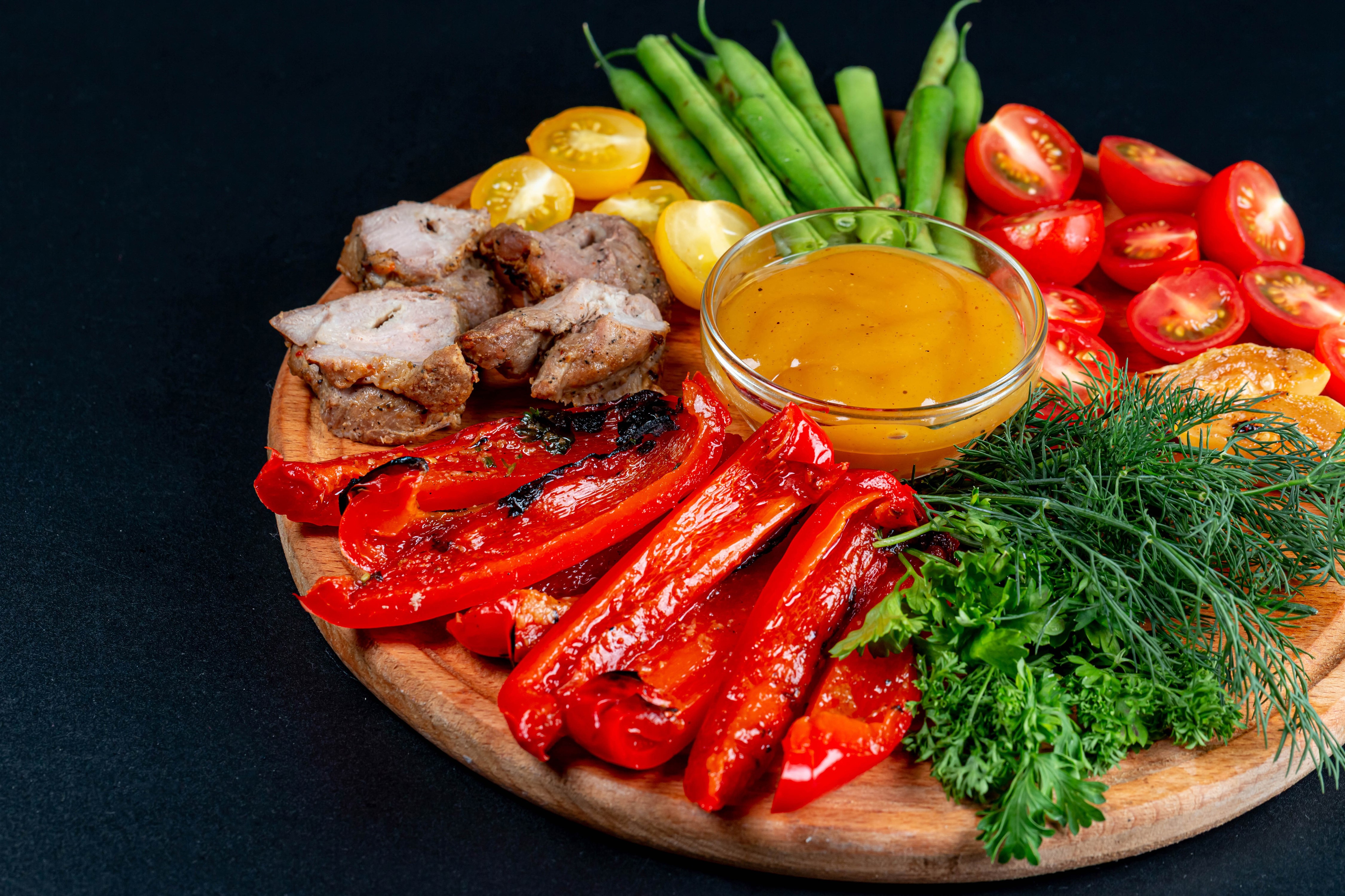 4K platter of grilled pork, bell peppers, tomatoes, and green beans HD Wallpaper