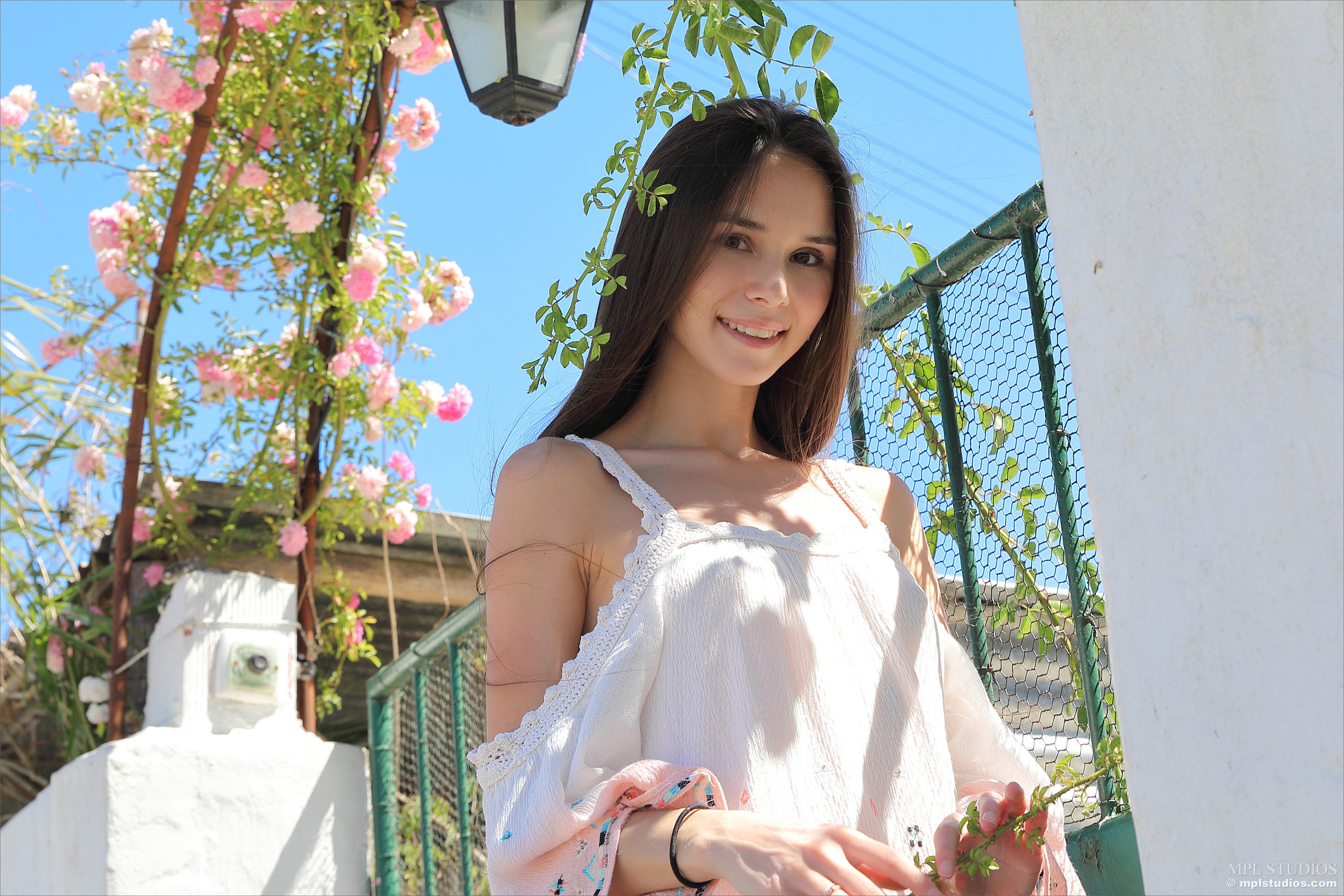 4K Leona Mia Smile Cute Glance Brown Haired HD Wallpaper