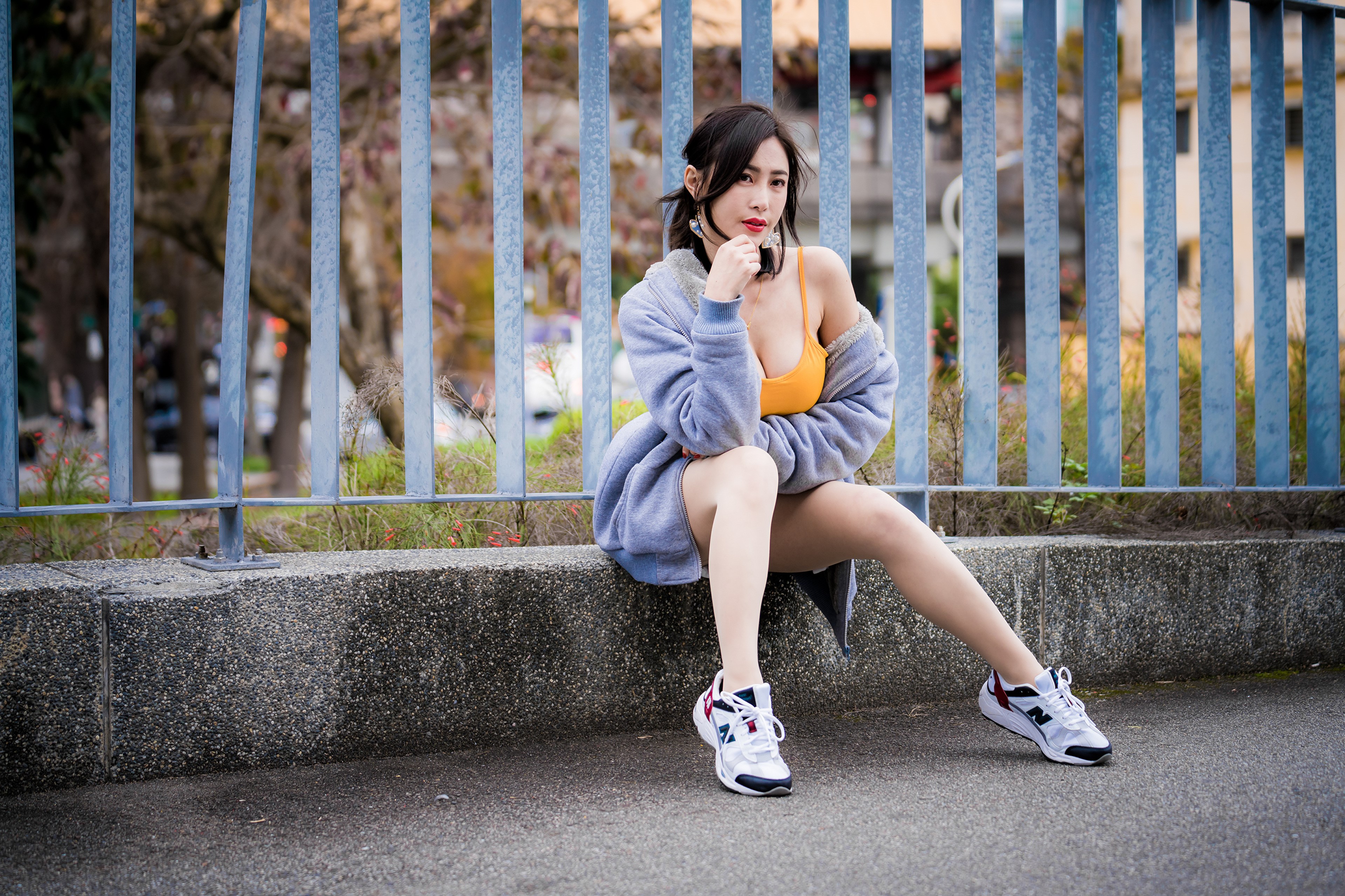 Asian woman sitting by a fence HD Wallpaper