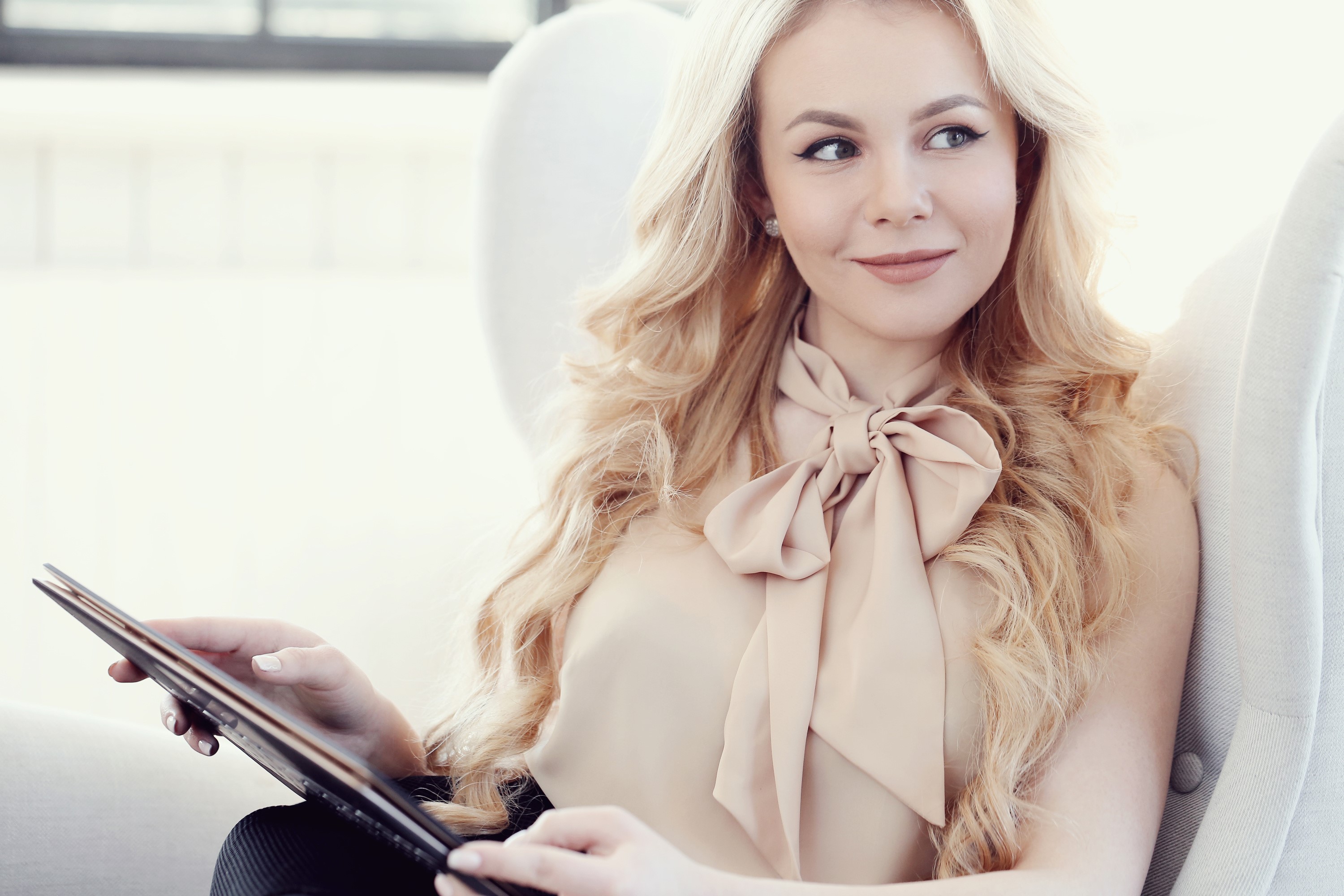 Blonde woman holding a tablet computer HD Wallpaper