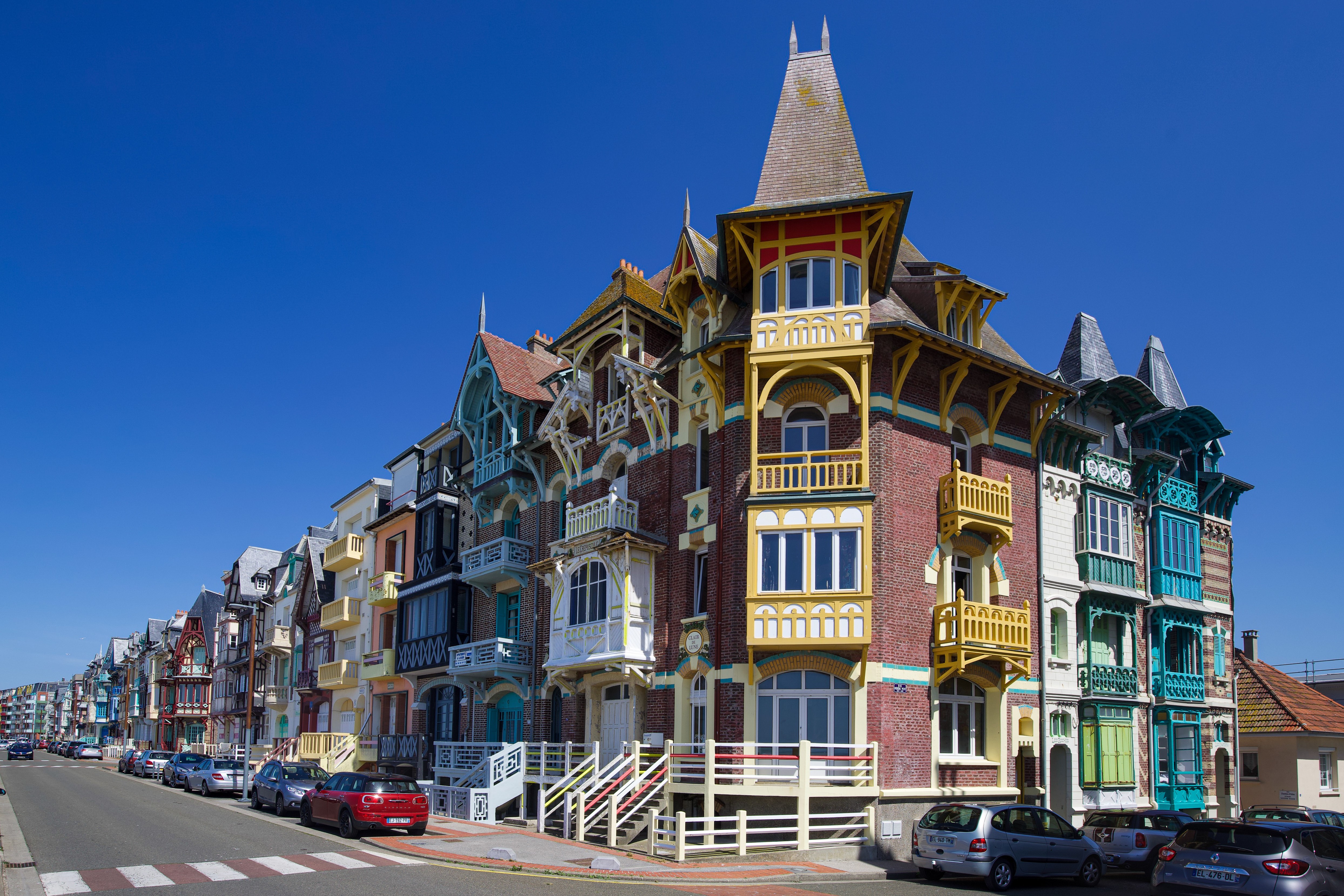 Mers les Bains, France - Colorful Houses on Street HD Wallpaper