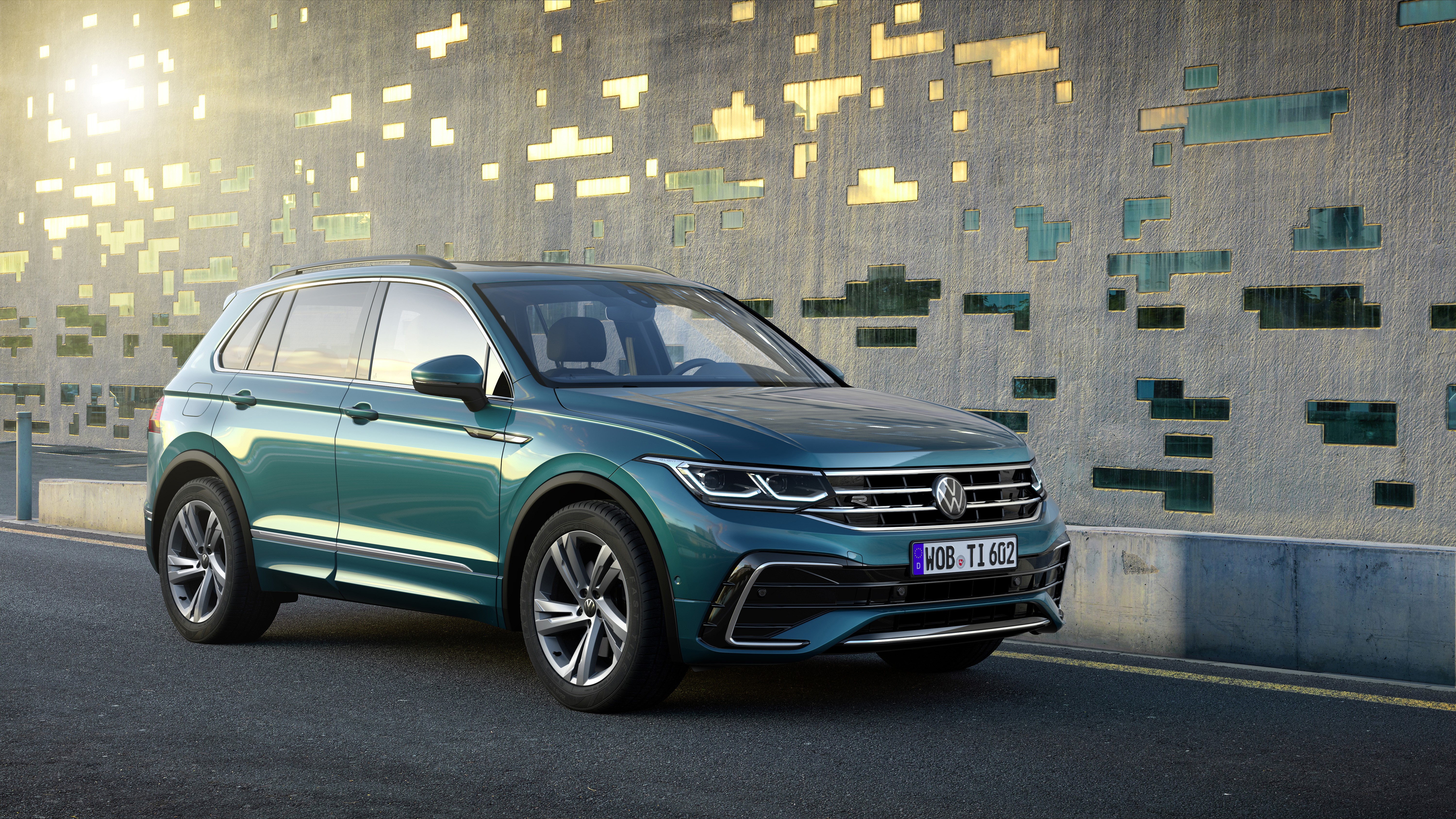 2020 Volkswagen Tiguan R-Line in Green HD Wallpaper
