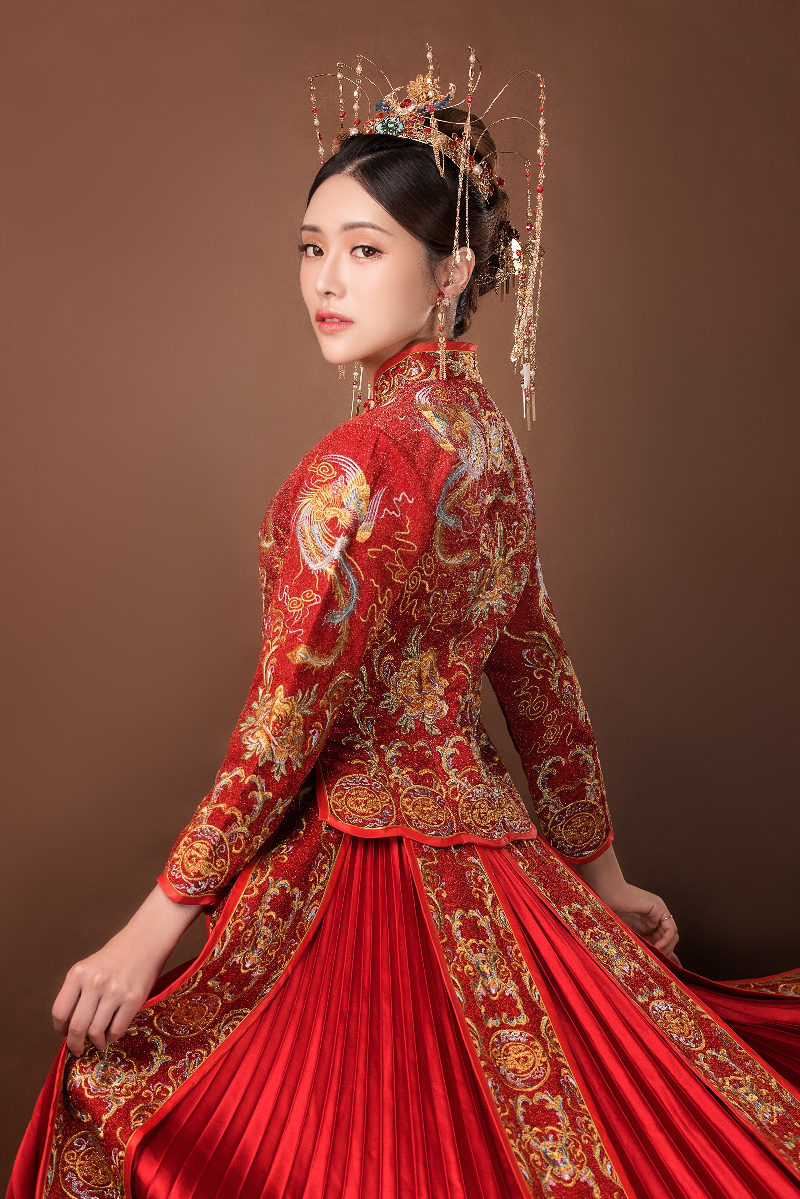 Woman in traditional Chinese wedding dress and headdress HD Phone Wallpaper