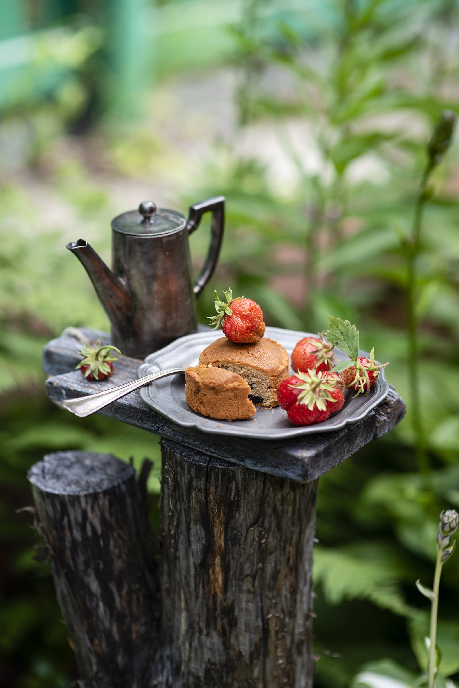 Kettle and cake with strawberries on a stump HD Phone Wallpaper