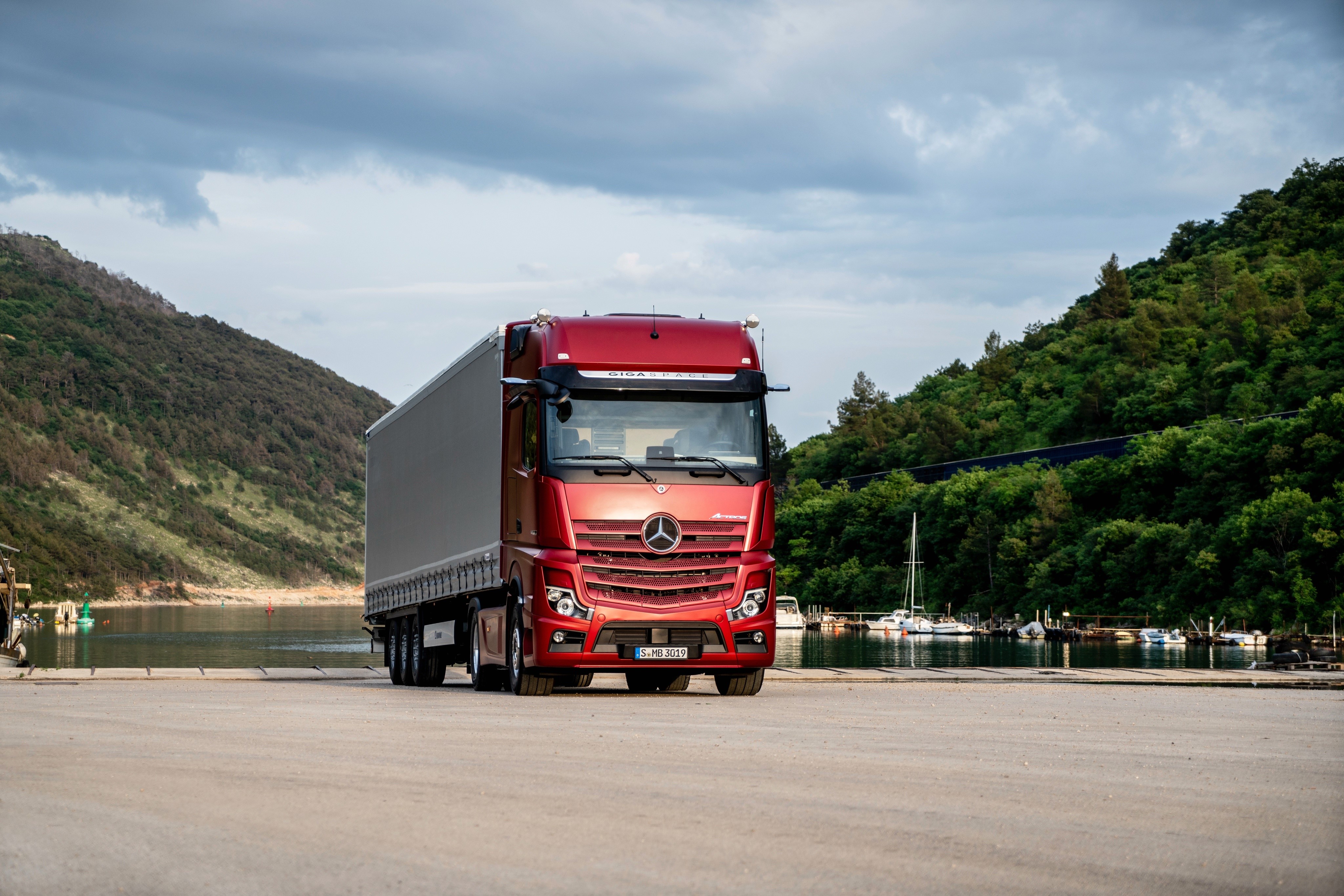 4K Red Mercedes-Benz Actros 1863 LS Truck HD Wallpaper