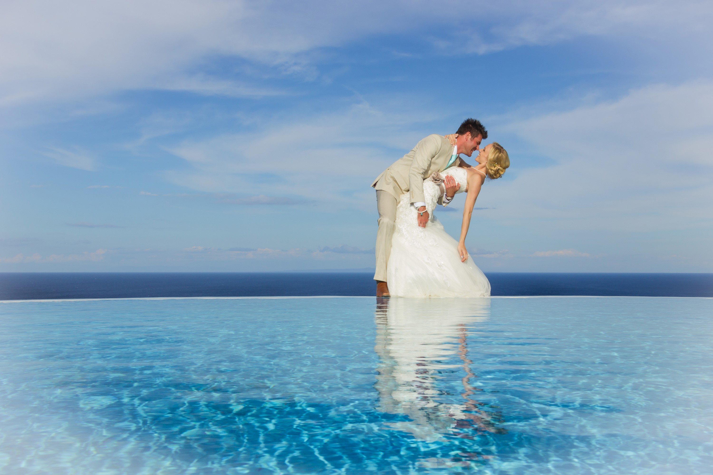 Bride and groom kissing in a pool HD Wallpaper