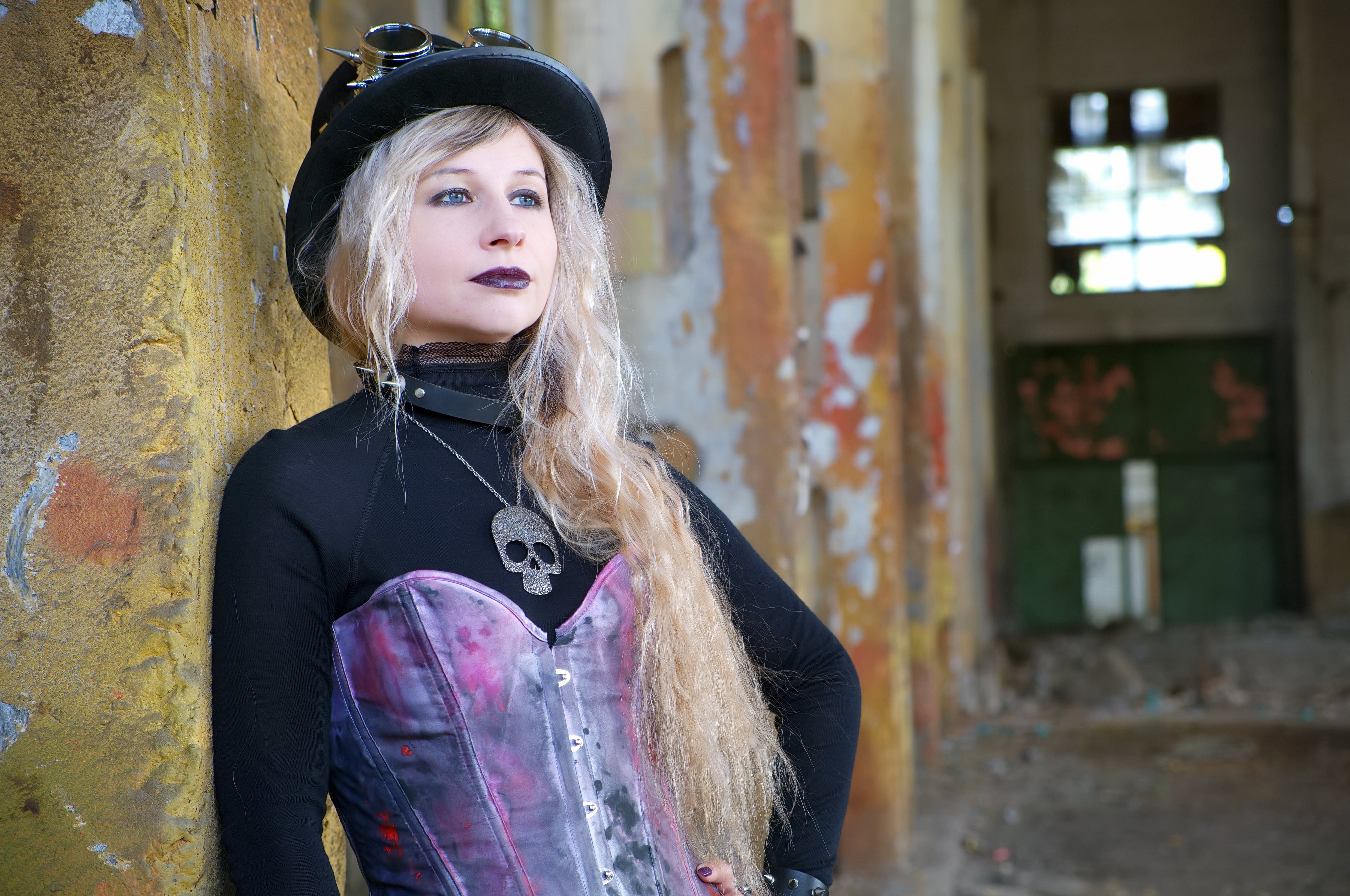 Goth girl with steampunk hat and skull necklace HD Wallpaper