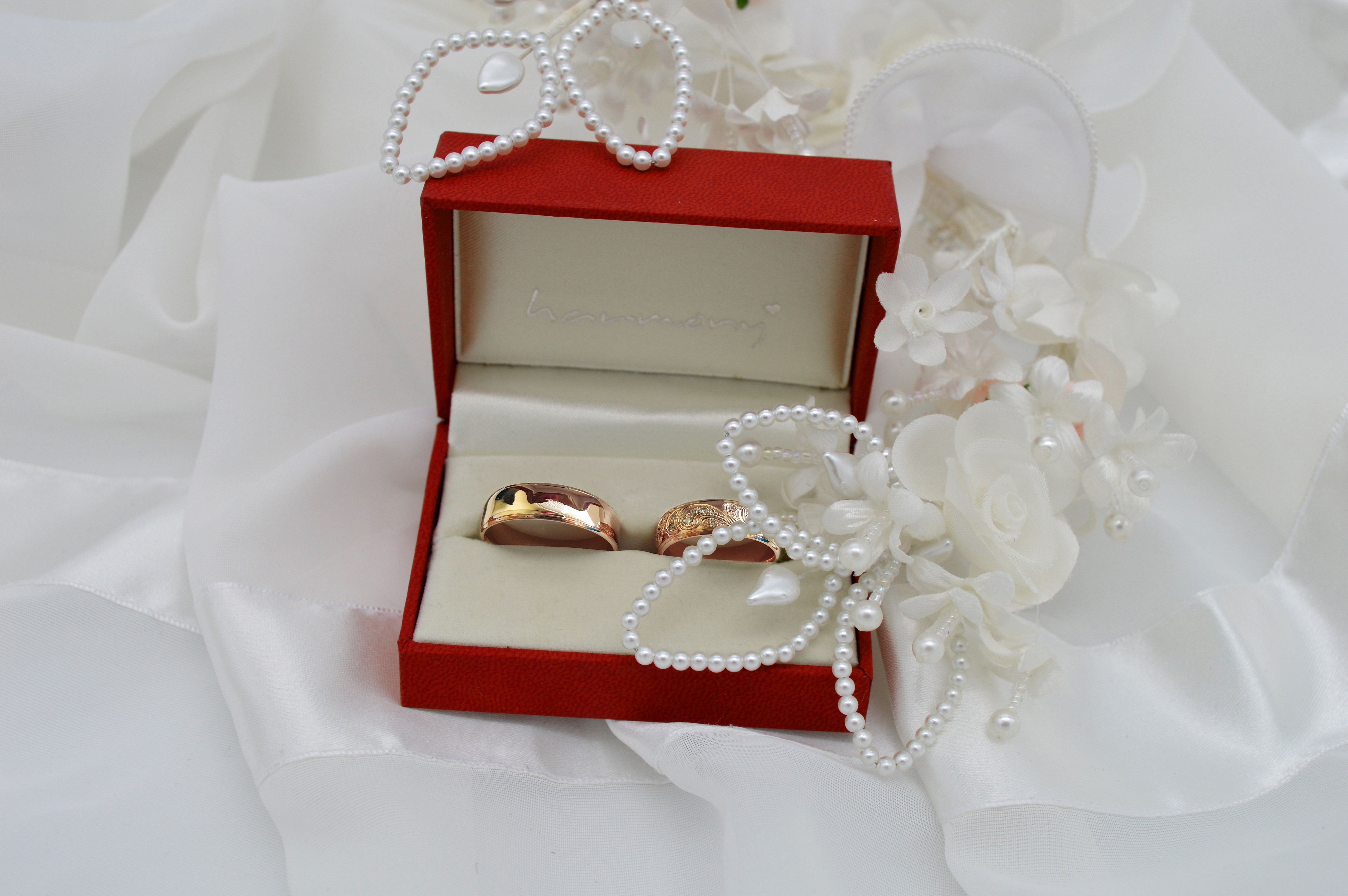 Wedding rings in a red box with pearls HD Wallpaper