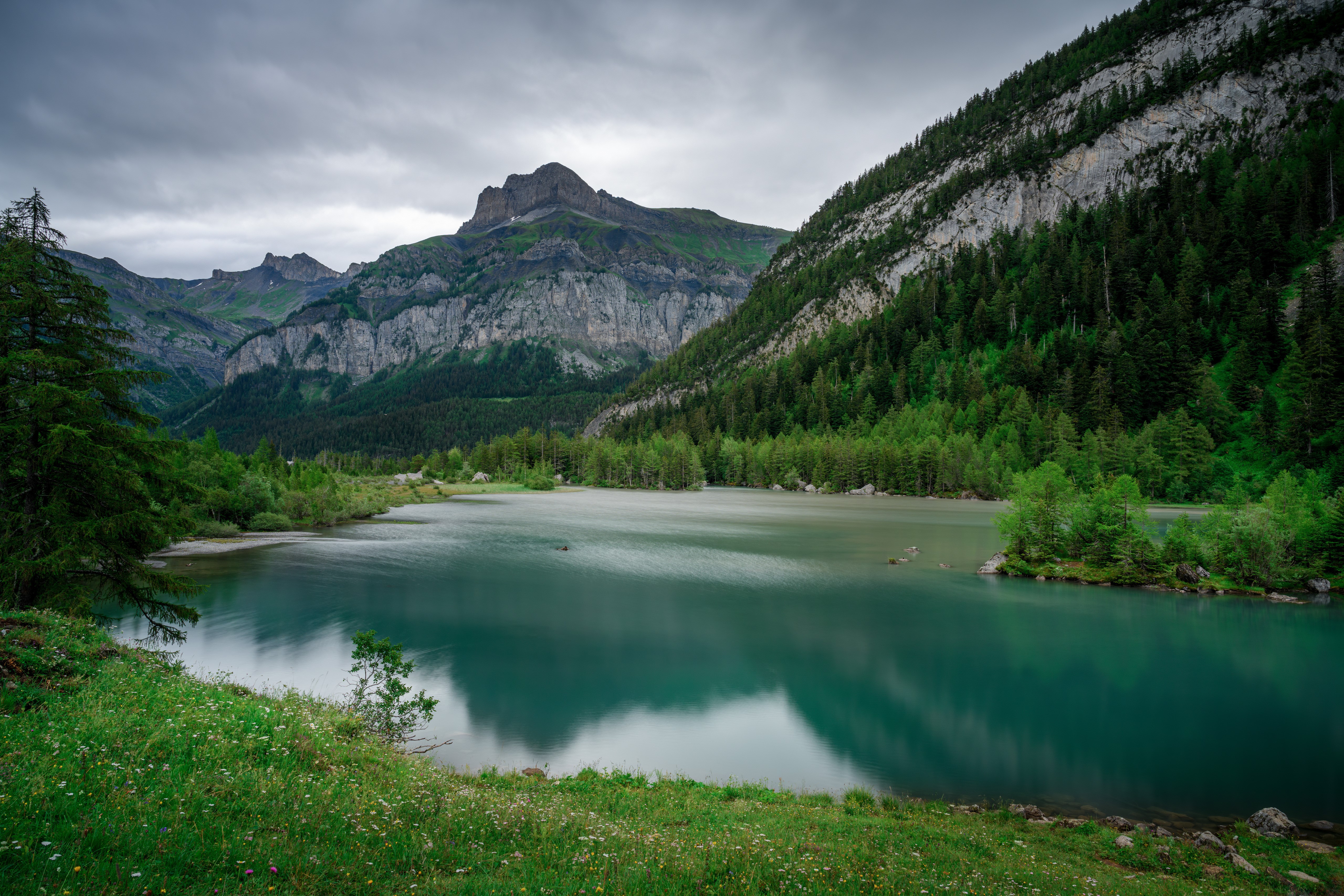 4K View of Lac de Derborence in Swiss Alps HD Wallpaper