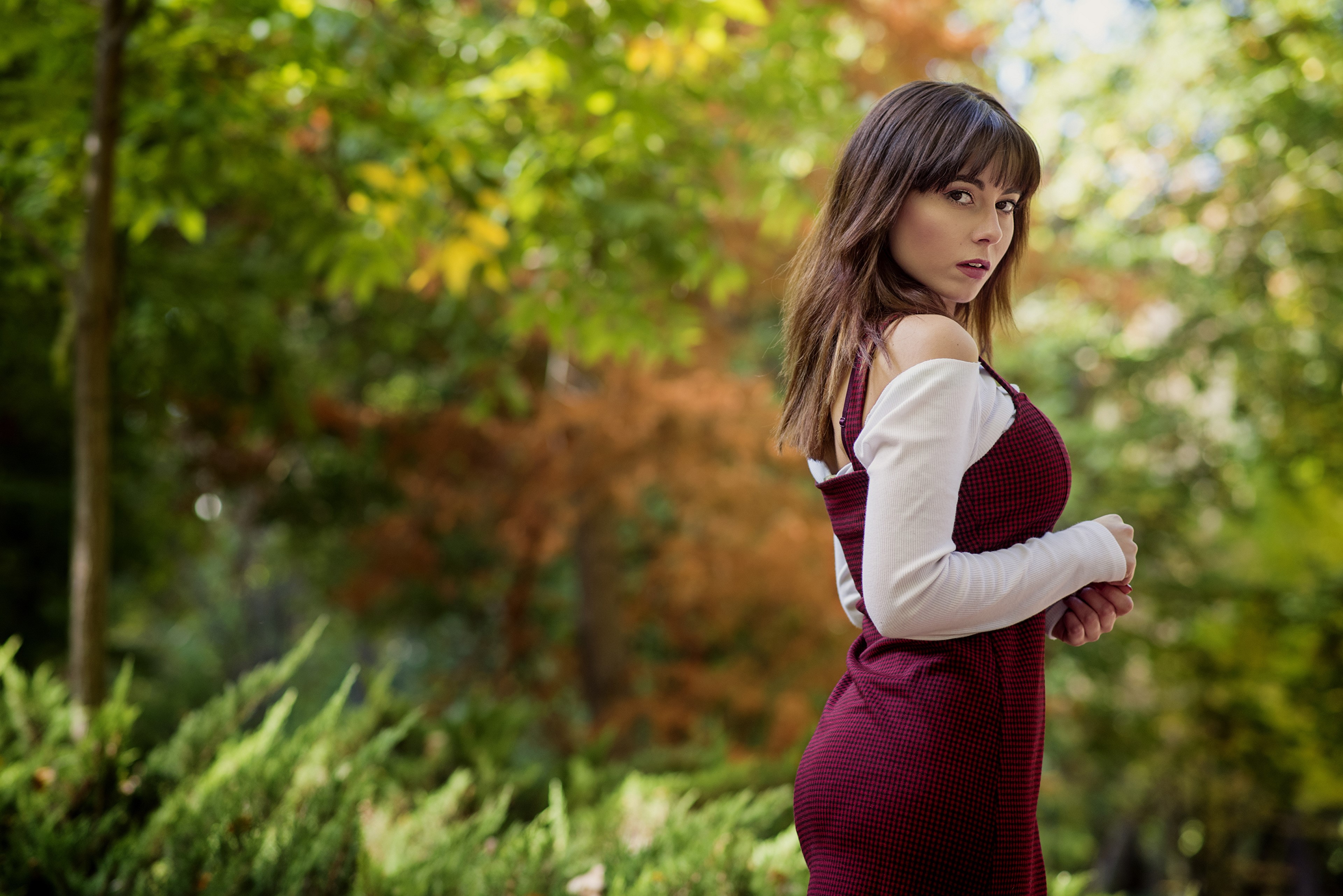 Woman in Dress Looking Over Shoulder HD Wallpaper