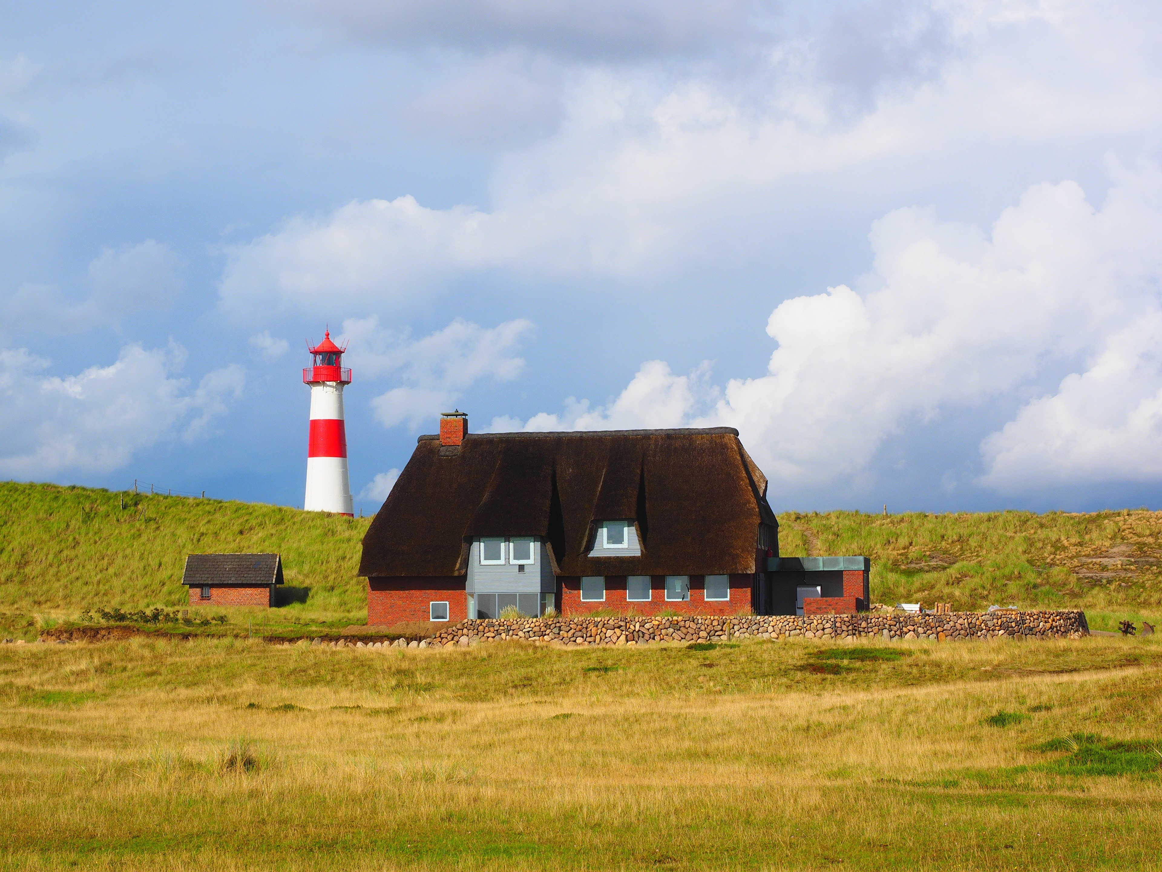 List-Ost Beacon and thatched house on Sylt island, Germany HD Wallpaper