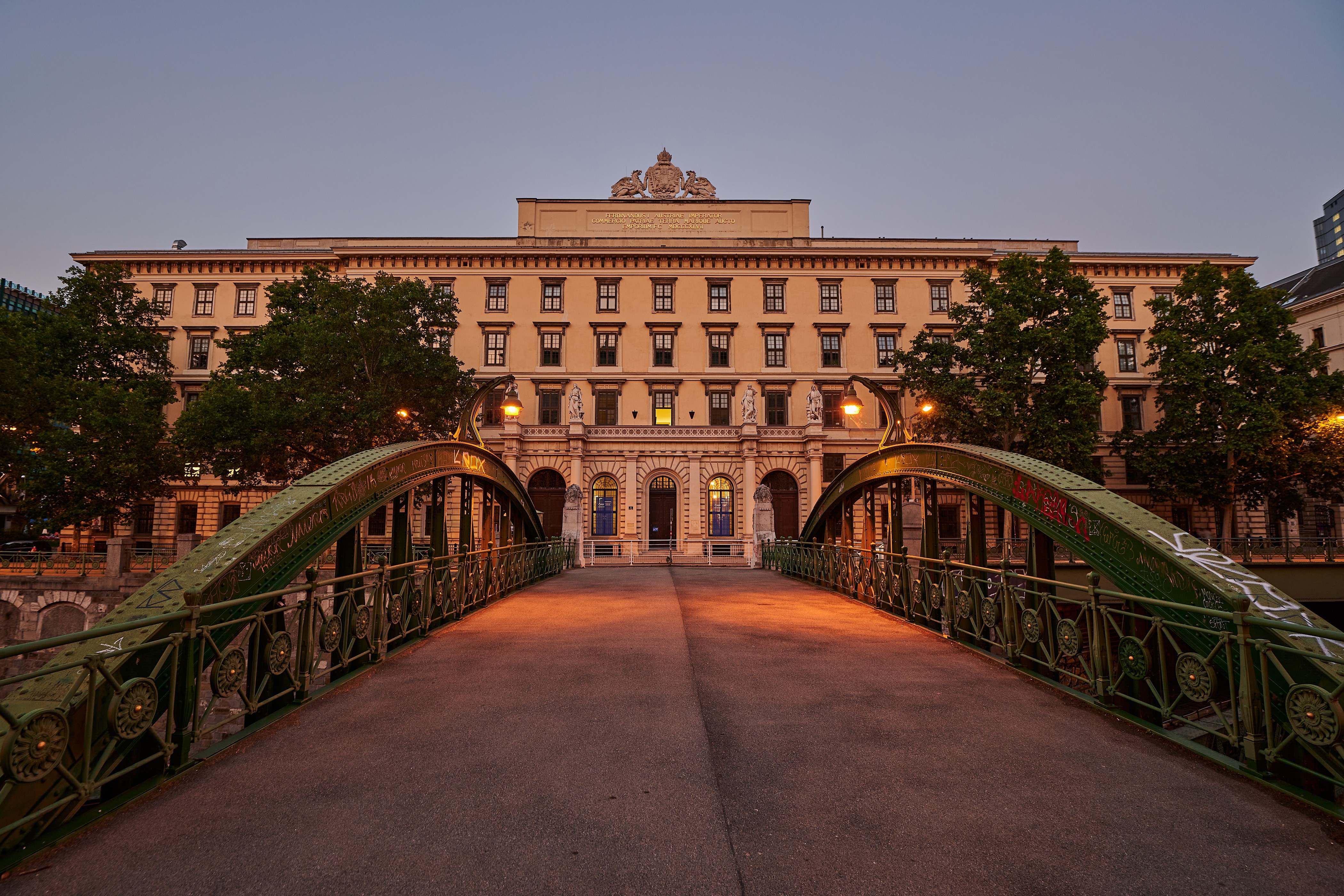 Zollamtssteg bridge in Vienna at dusk HD Wallpaper